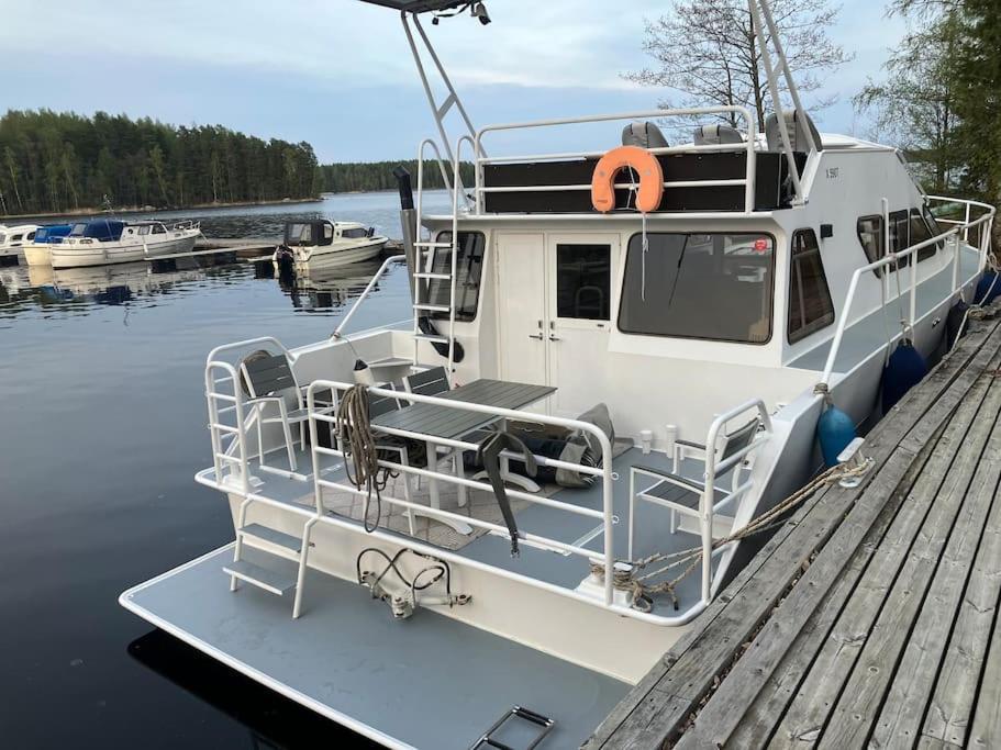Tyylikäs jahti Vääksyn kanavan lähellä
