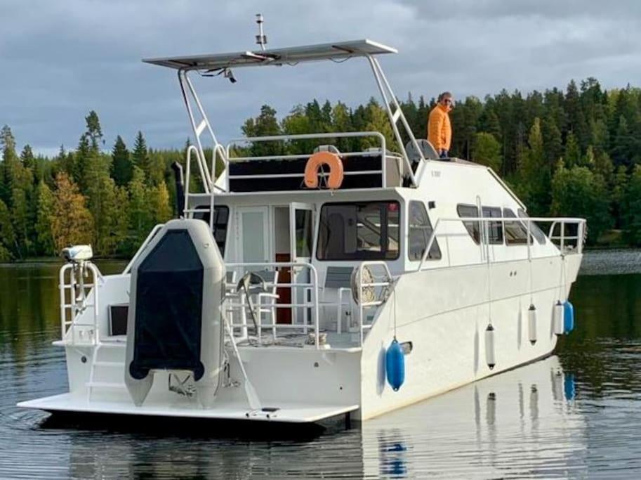 Tyylikäs jahti Vääksyn kanavan lähellä