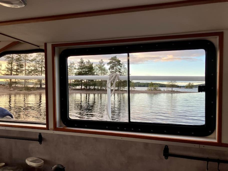 Tyylikäs jahti Vääksyn kanavan lähellä