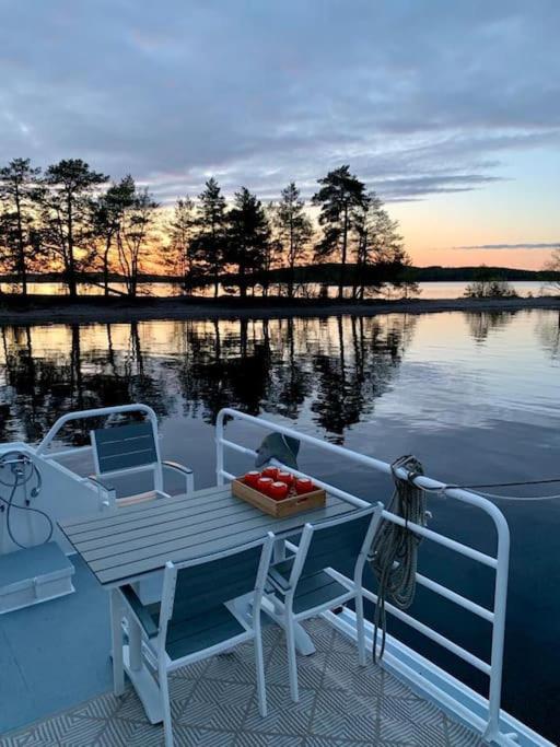 Tyylikäs jahti Vääksyn kanavan lähellä
