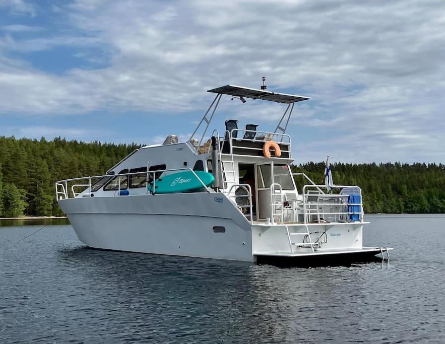 Tyylikäs jahti Vääksyn kanavan lähellä