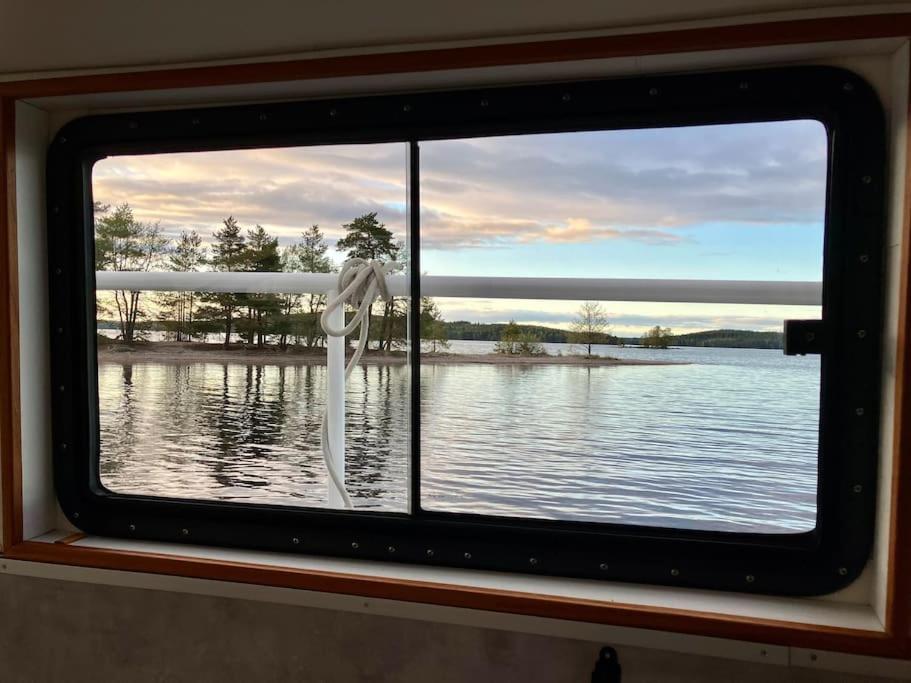 Tyylikäs jahti Vääksyn kanavan lähellä