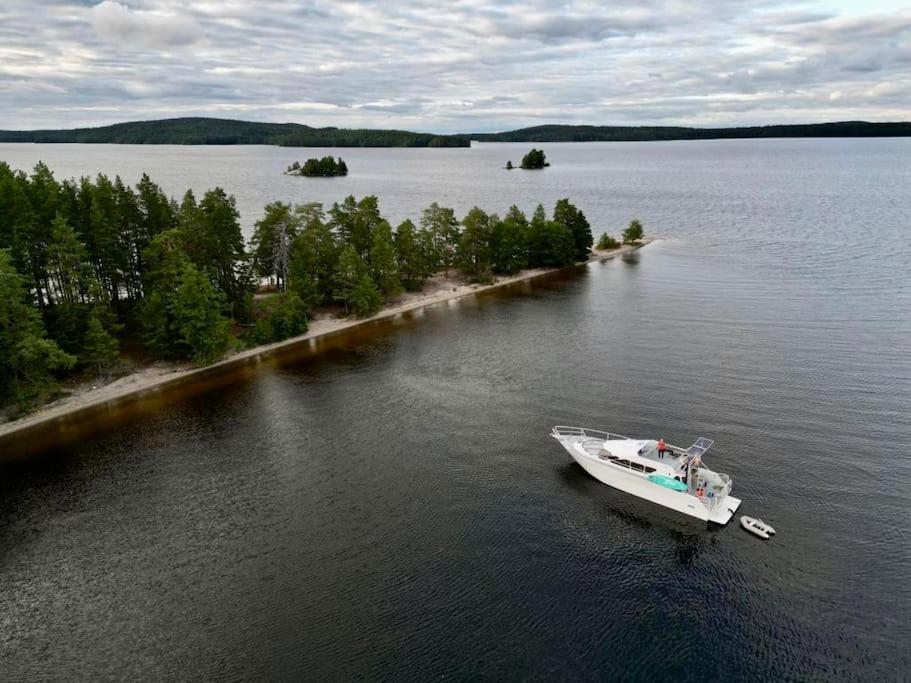Tyylikäs jahti Vääksyn kanavan lähellä