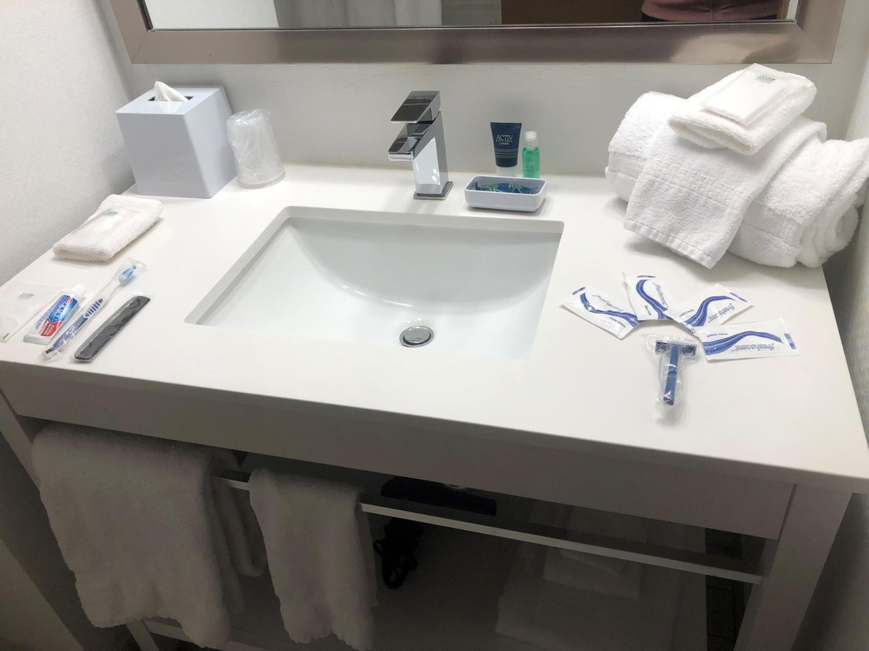 Barrie Vacations - Four Points by Sheraton Barrie - Property Image 2