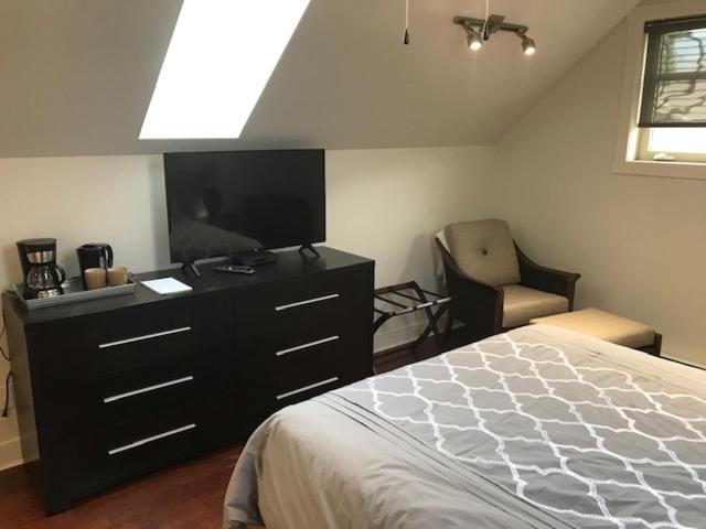 Kelowna Vacations - Upper Room in the Mission - Property Image 3