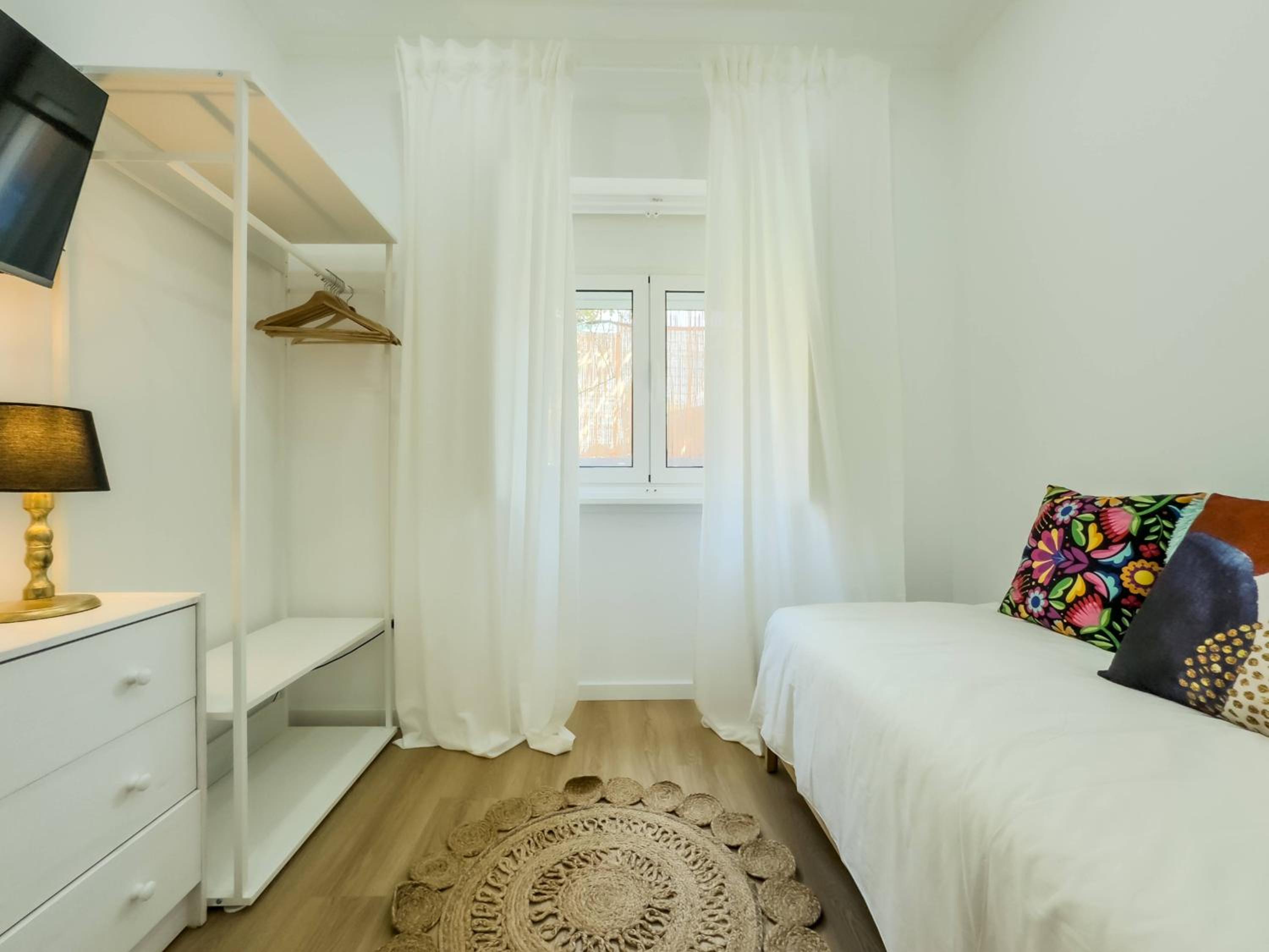 River 2-Bedroom Apartment with Terrace in Alcântara