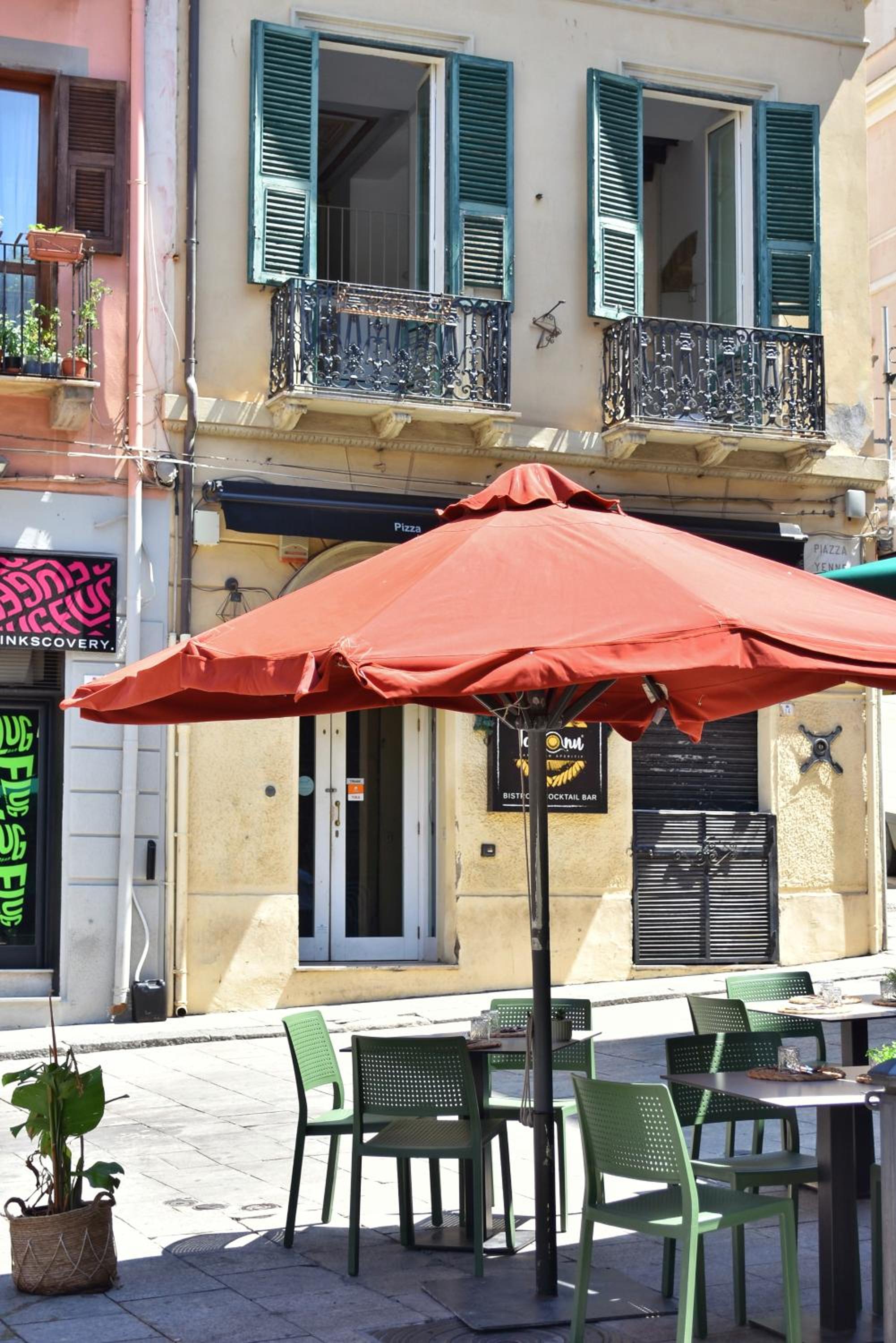 Sinclair , loft in center with original romantic fresco photo 2