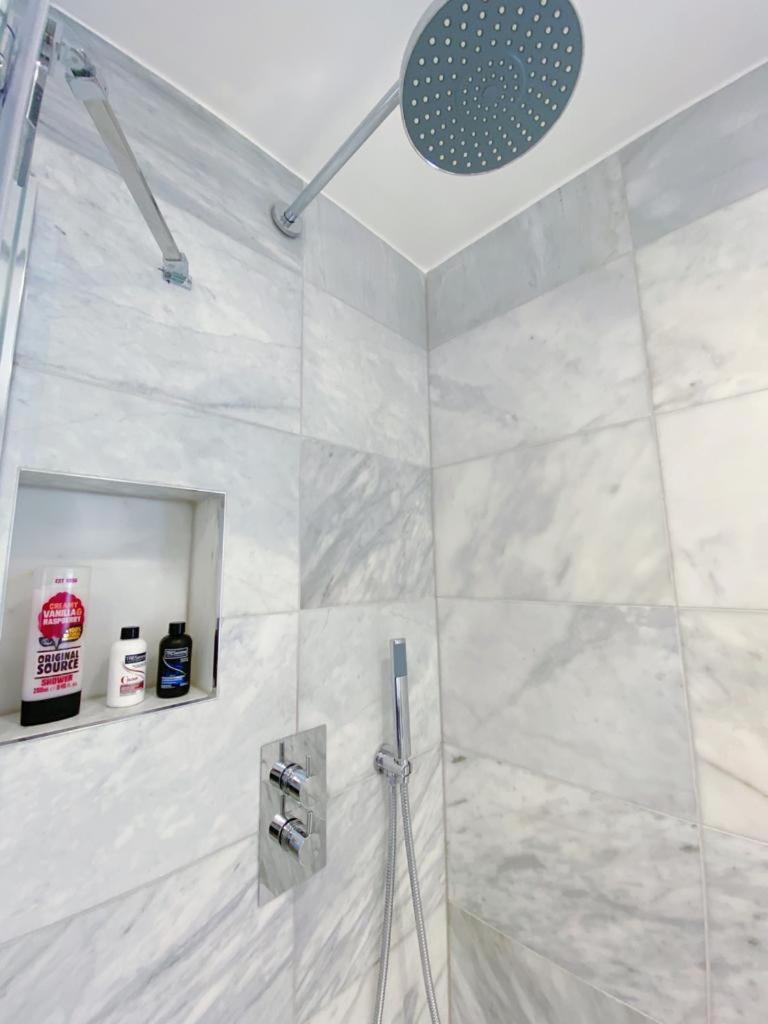 Hotel boutique style studio with Kitchen, Huge Shower, King bed
