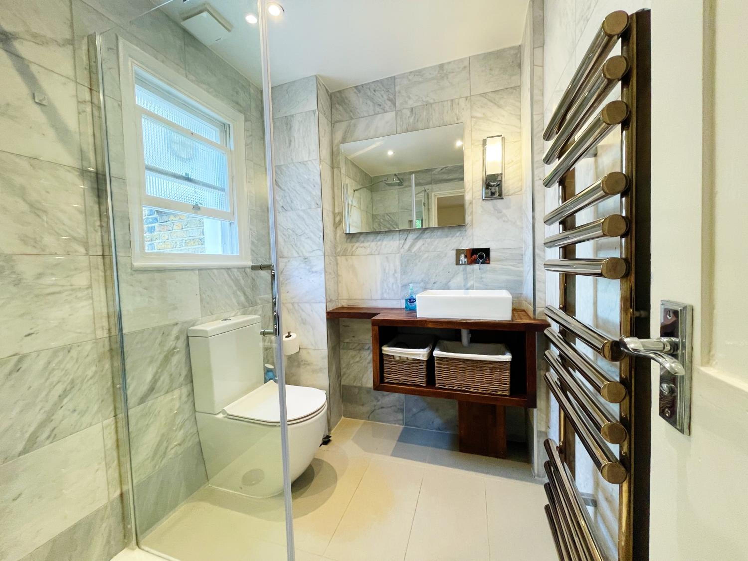 Hotel boutique style studio with Kitchen, Huge Shower, King bed