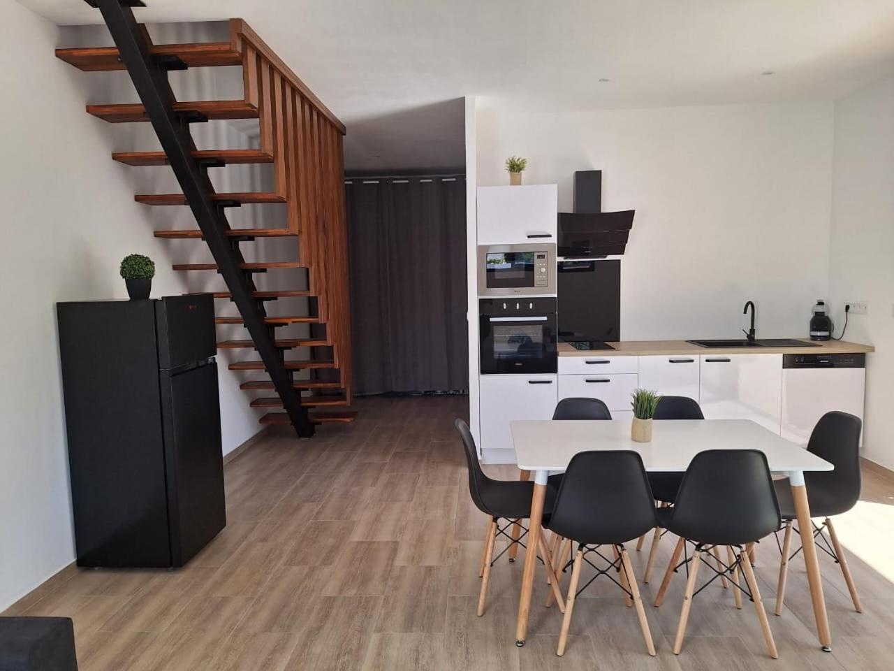 La Ŵilla, piscine et parking privatisées, accès mer, sentiers et volcans!! view 4