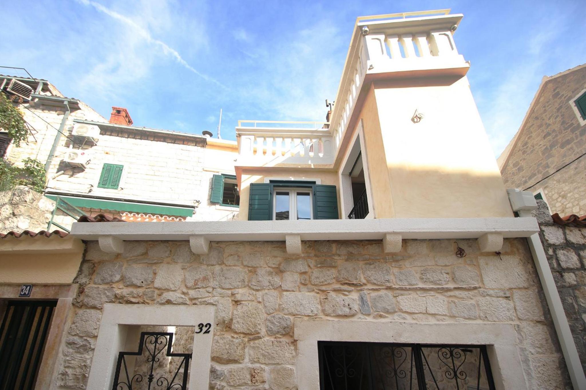 Hotel Luxury villa Kalalarga in the center of the town - Image 1