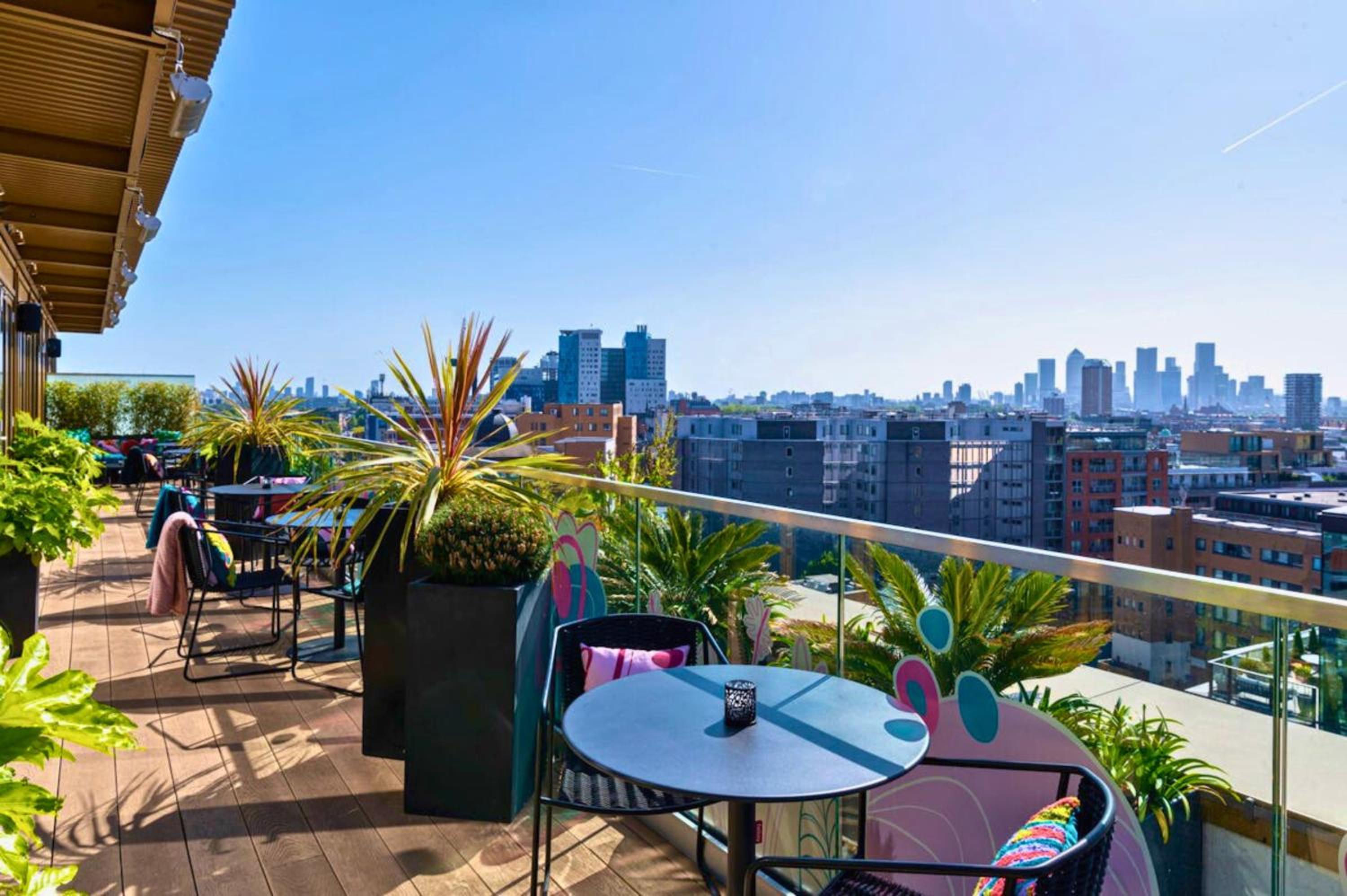 Tower Bridge with Balcony City Views with Rooftop terrace, 1GB Wifi perfect for business travel - LuxuryLondonStays