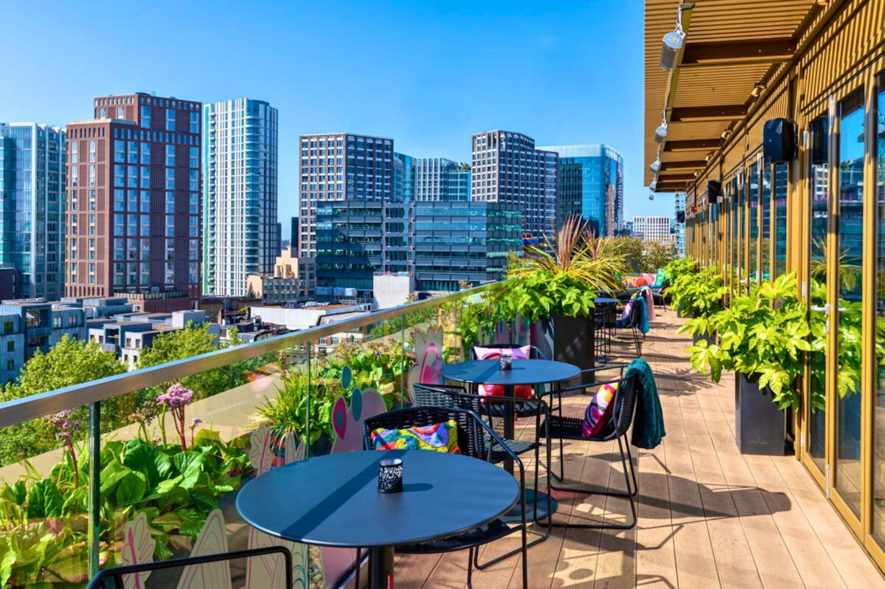 Tower Bridge with Balcony City Views with Rooftop terrace, 1GB Wifi perfect for business travel - LuxuryLondonStays