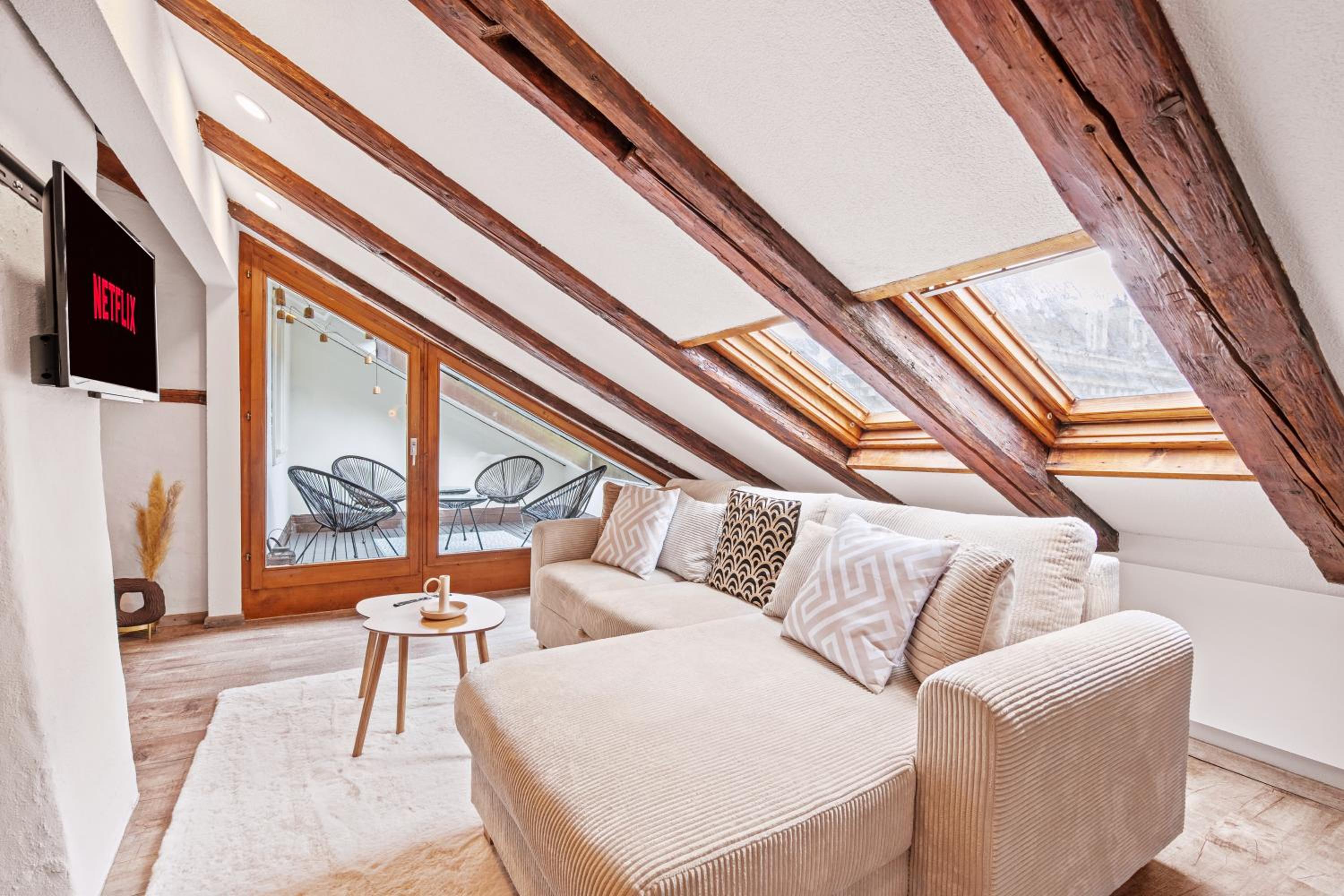 A&Y LakeHouse Golden Swan