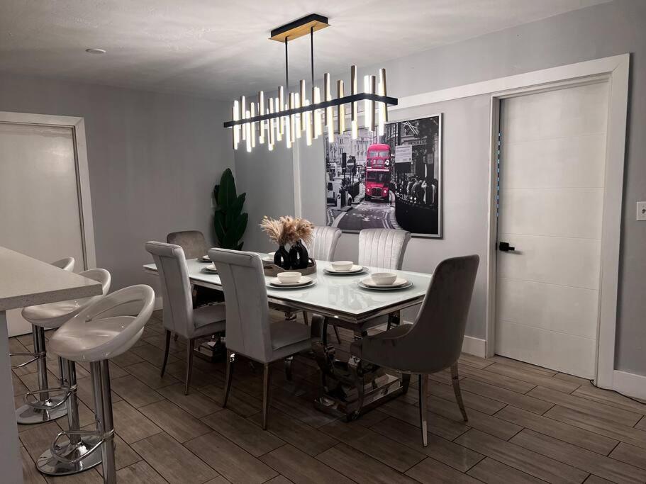 Luxurious Westchester Home Near Miami Clinics