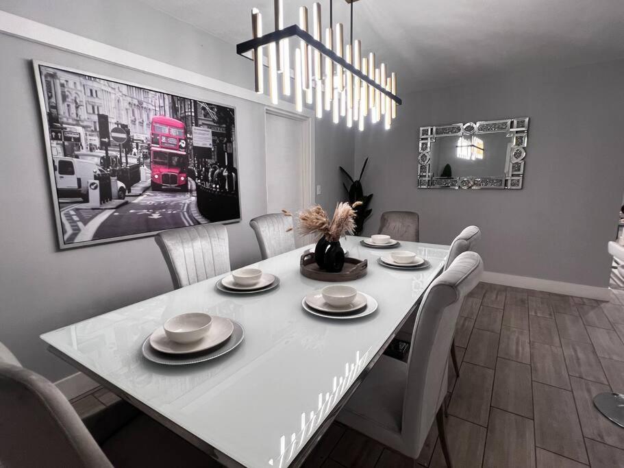 Luxurious Westchester Home Near Miami Clinics