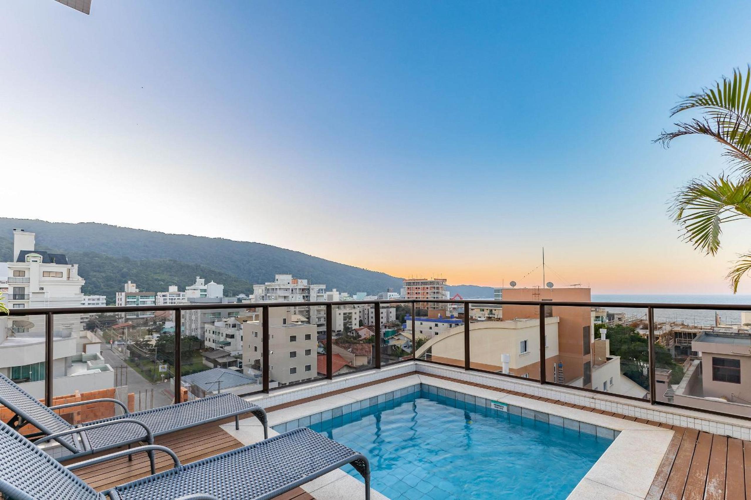 Apartamento Finamente Mobiliado com Área de Lazer e Vista Mar