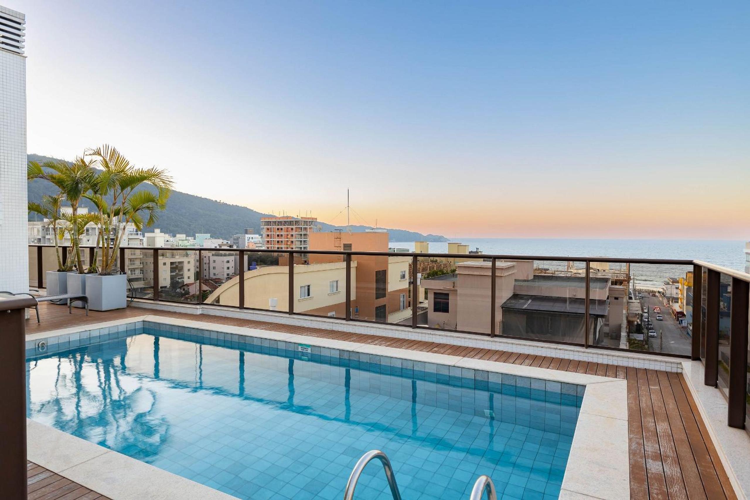 Apartamento Finamente Mobiliado com Área de Lazer e Vista Mar