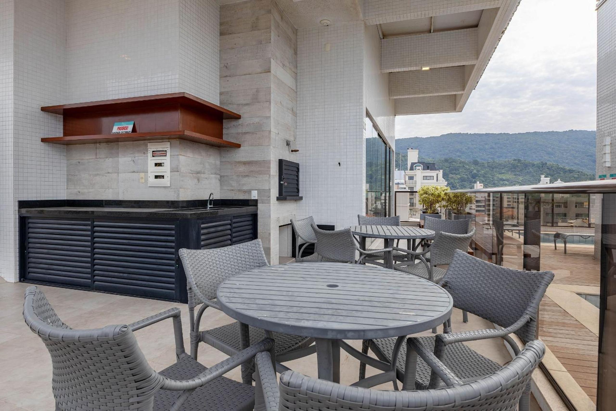 Apartamento Finamente Mobiliado com Área de Lazer e Vista Mar
