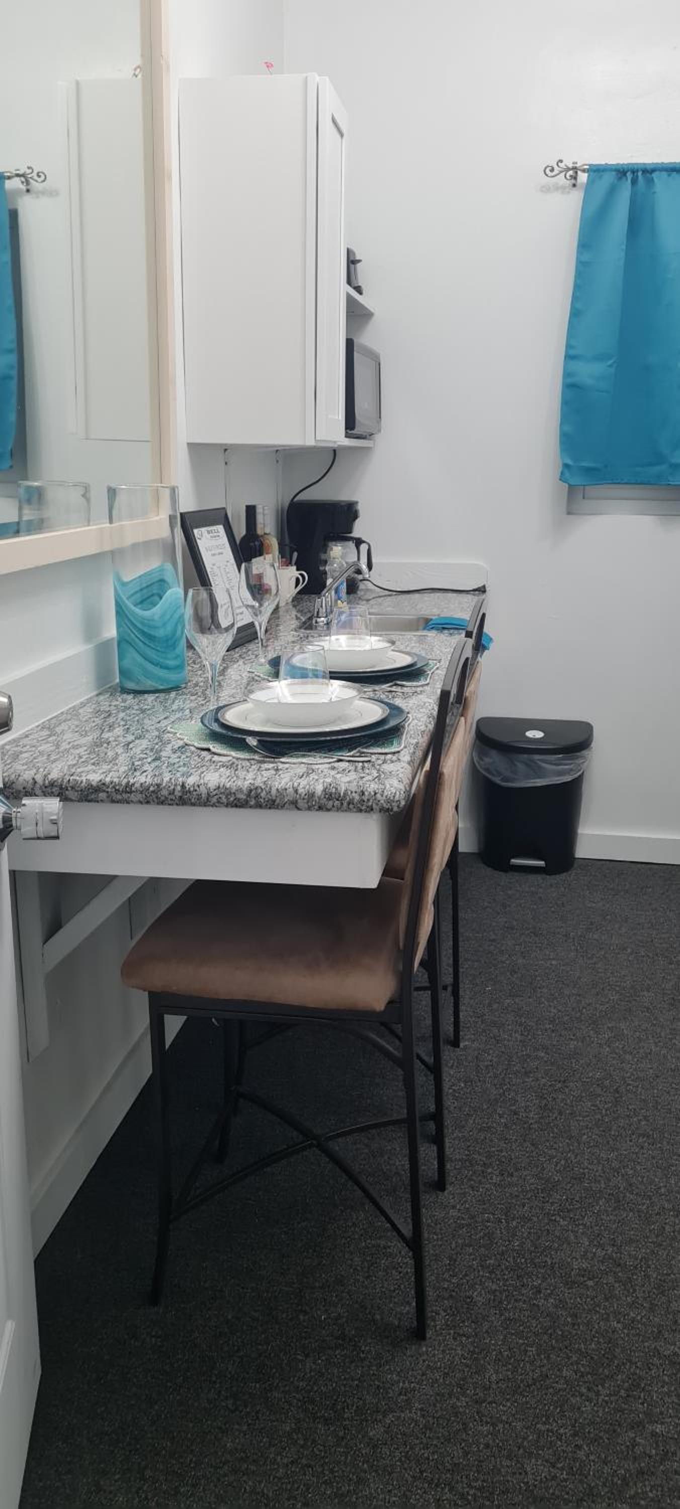 BELL At The Airport Suites Adults Only - Free Airport Transportation