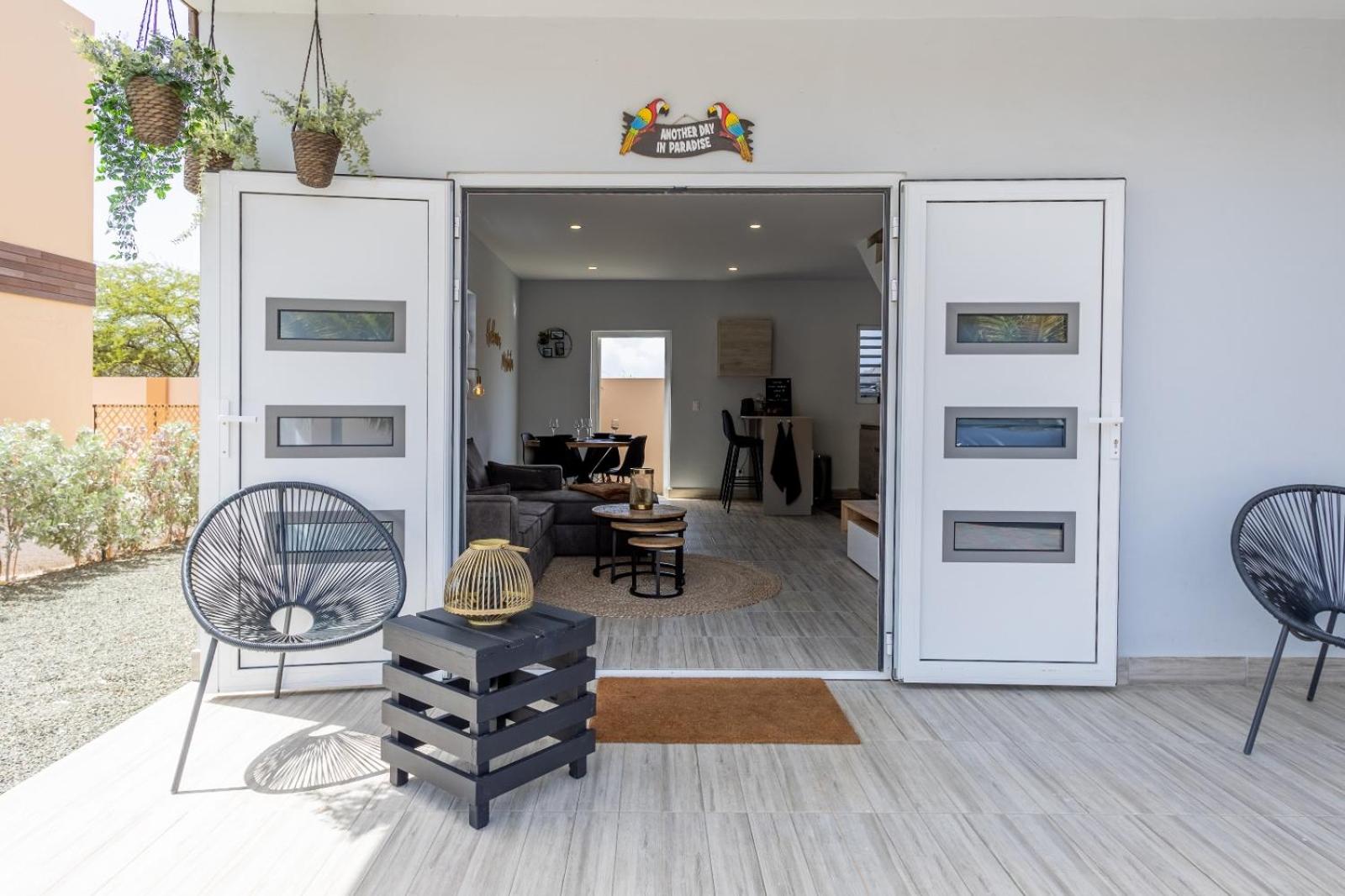 Av Curacao - Centrally Located Spacious Apartment