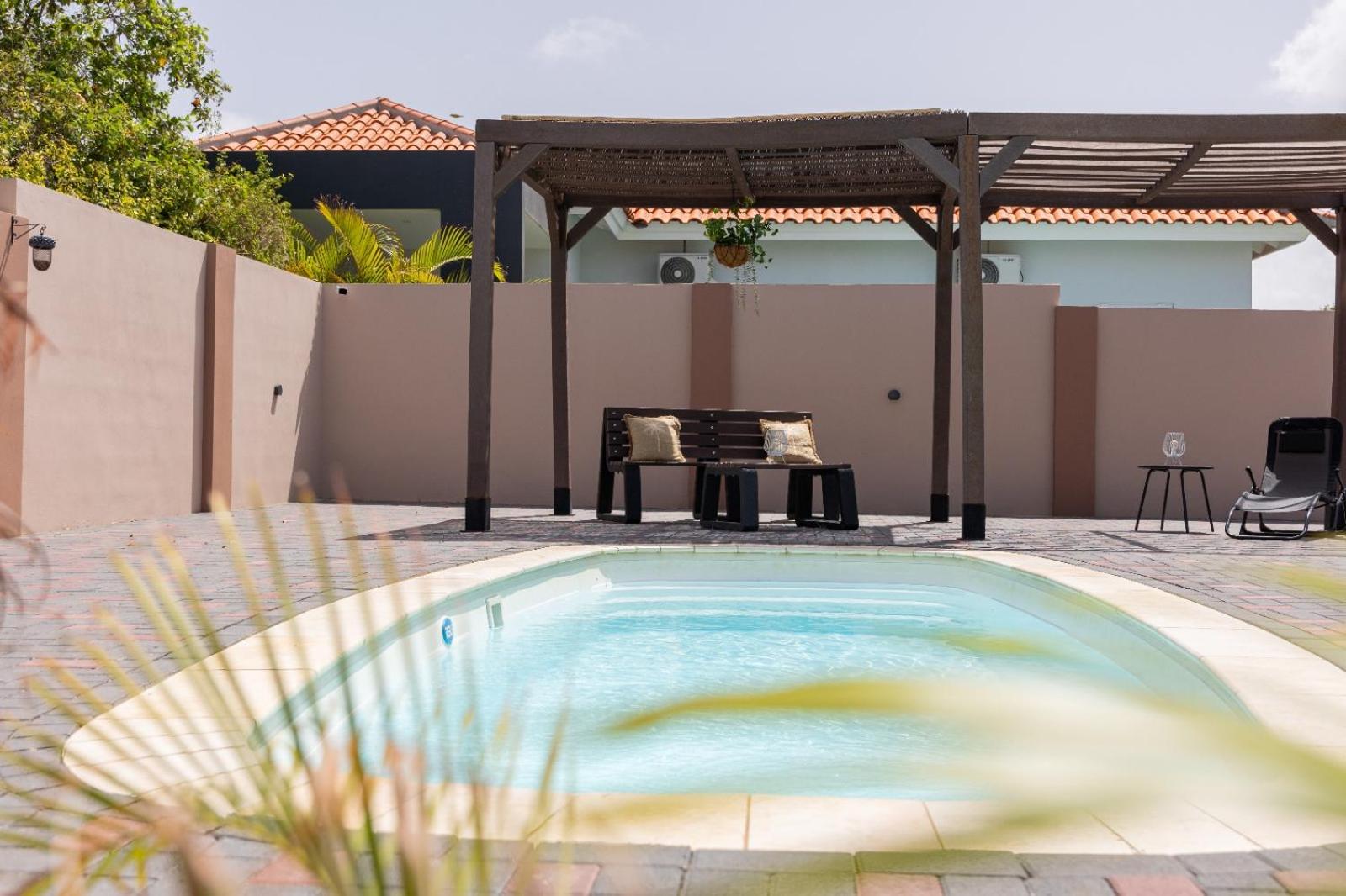 Av Curacao - Centrally Located Spacious Apartment