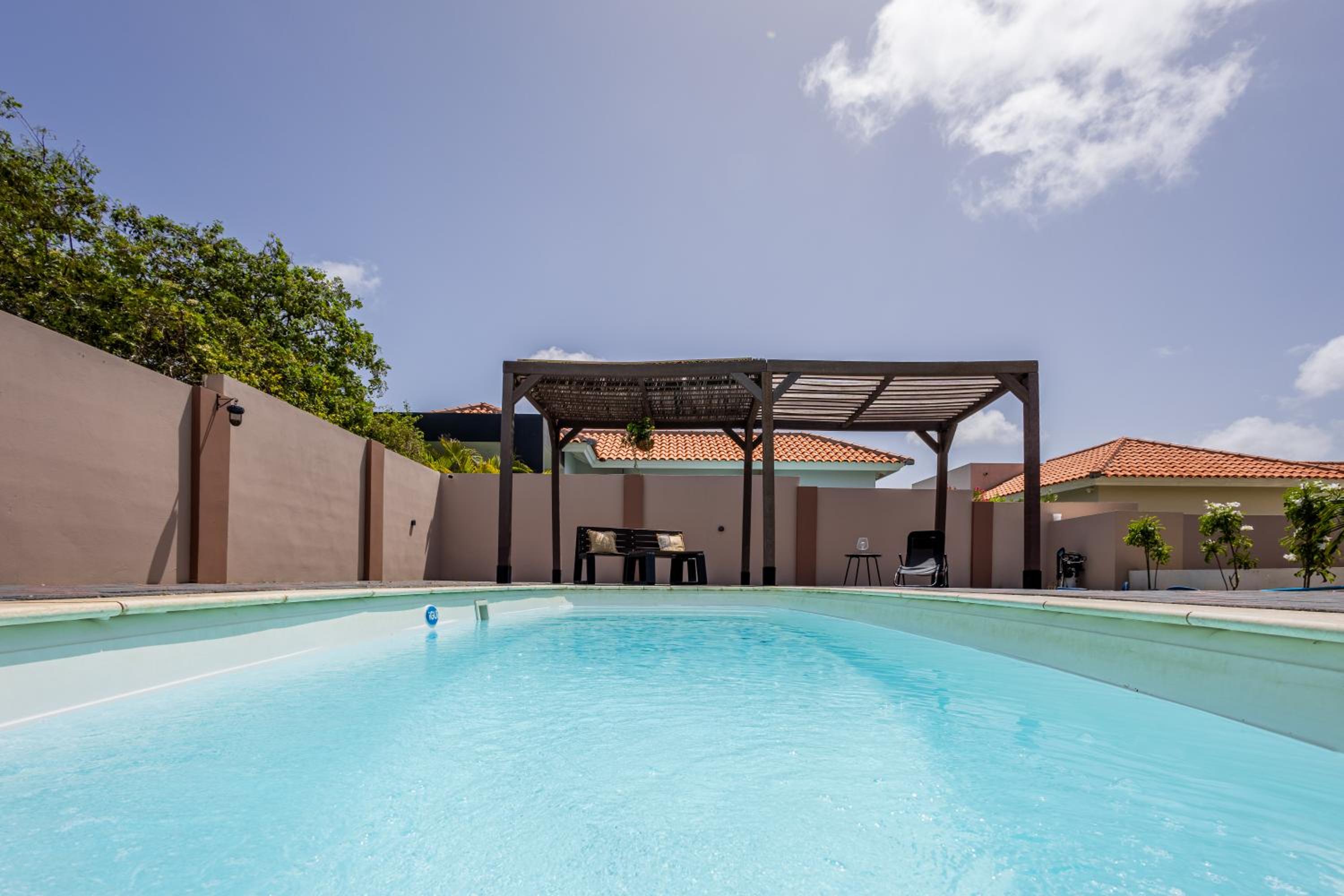 Av Curacao - Centrally Located Spacious Apartment
