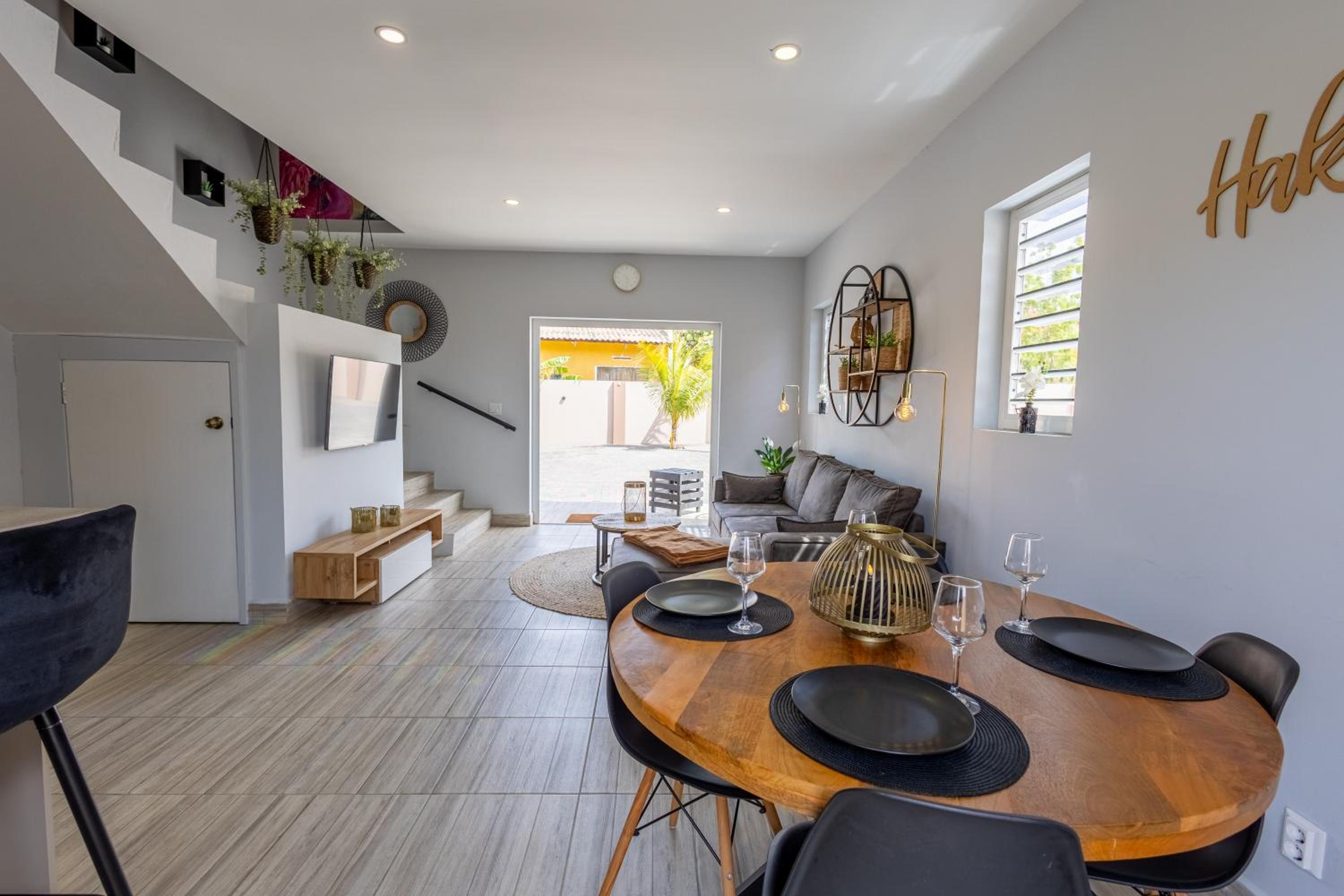 Av Curacao - Centrally Located Spacious Apartment