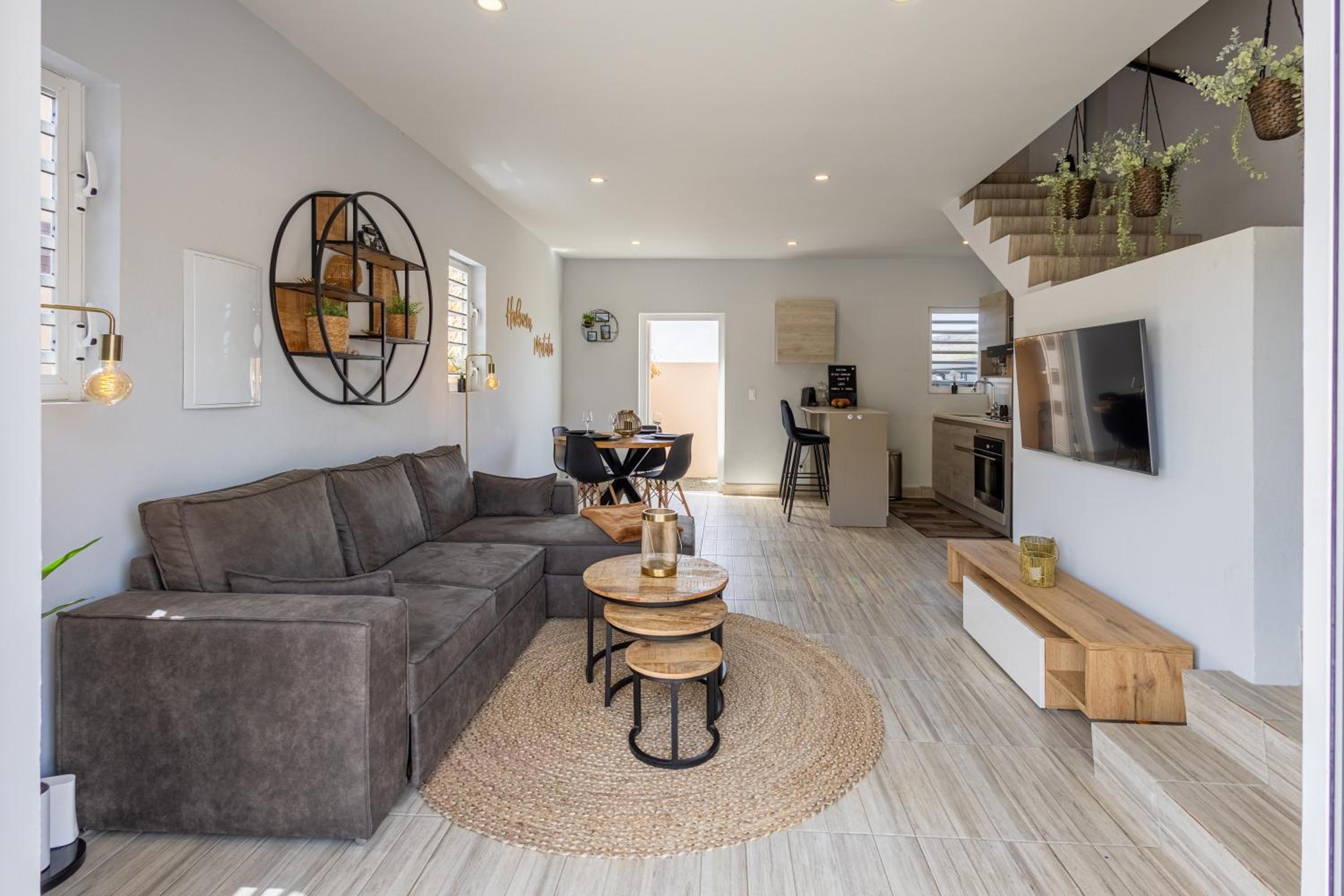Av Curacao - Centrally Located Spacious Apartment