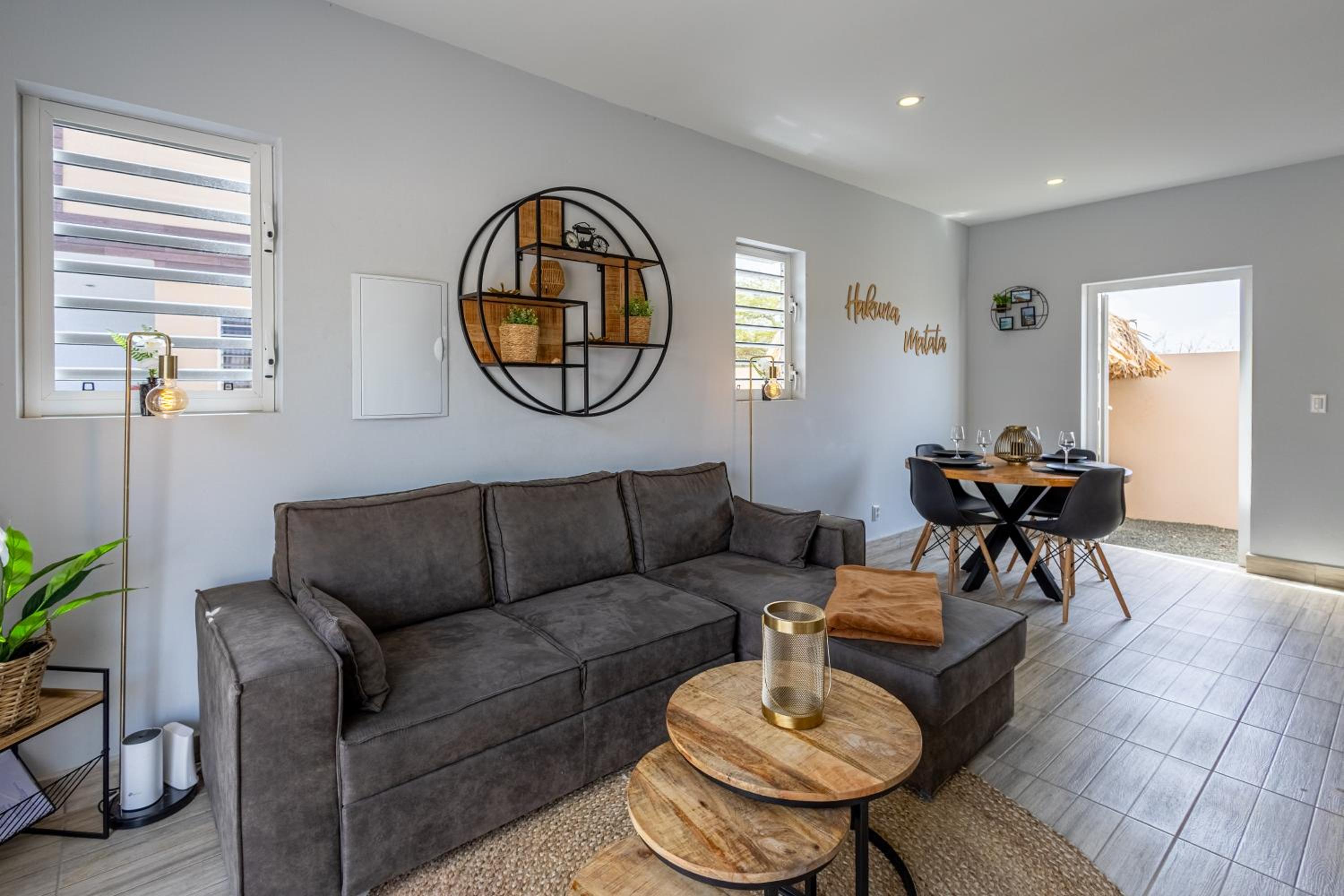 Av Curacao - Centrally Located Spacious Apartment