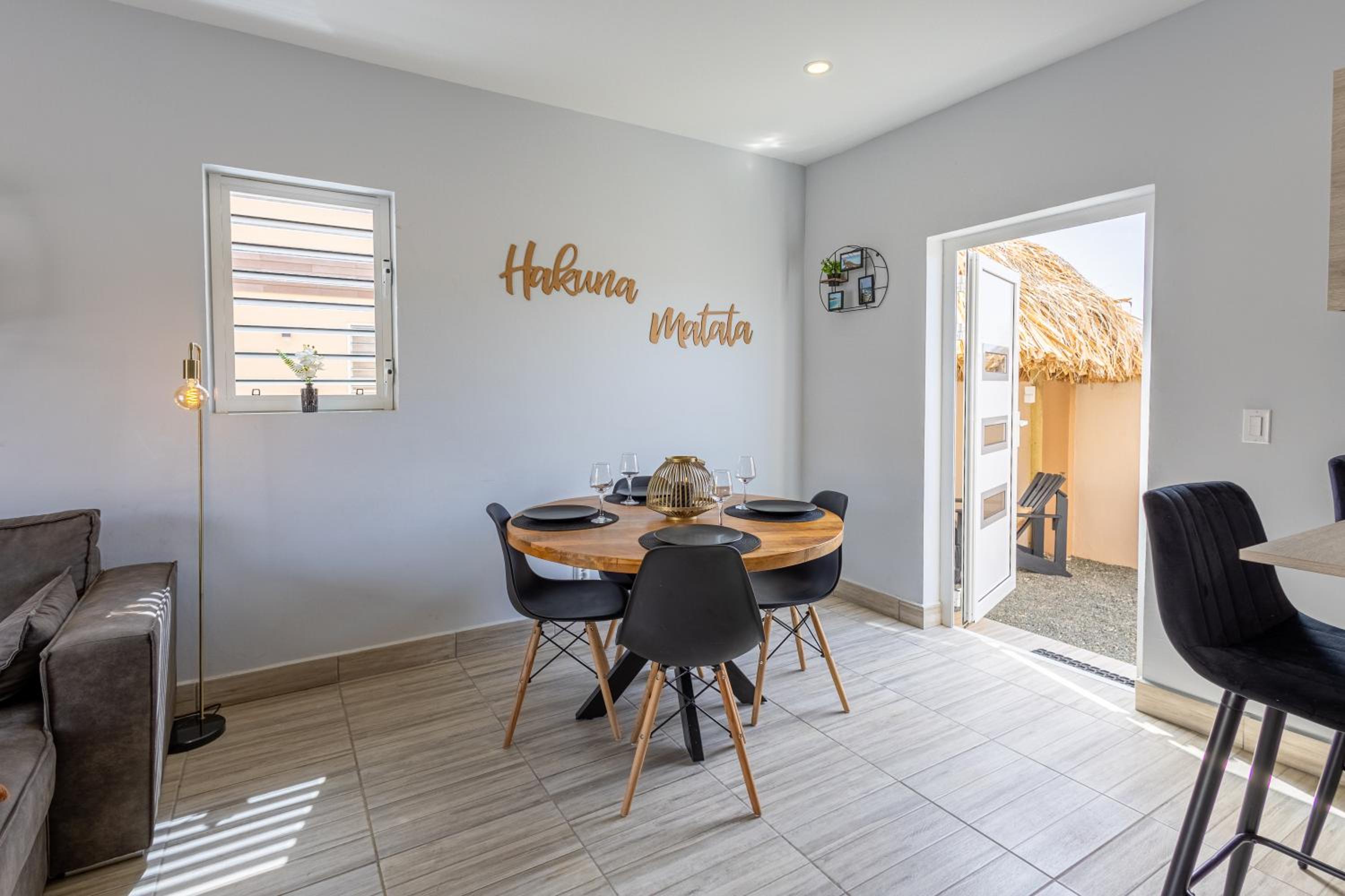Av Curacao - Centrally Located Spacious Apartment