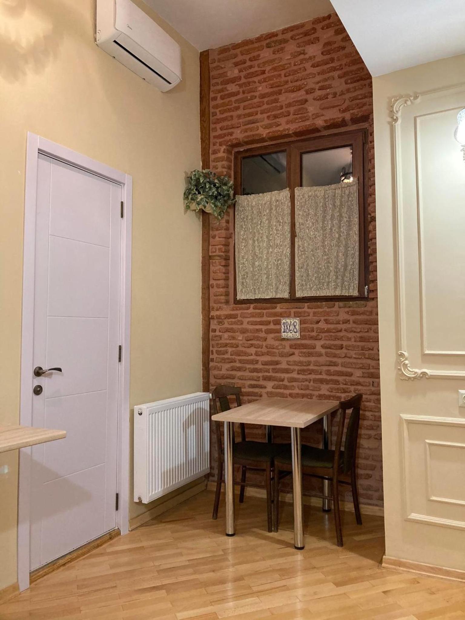 Breakfast included Cozy Apartment Central Location Tbilisi