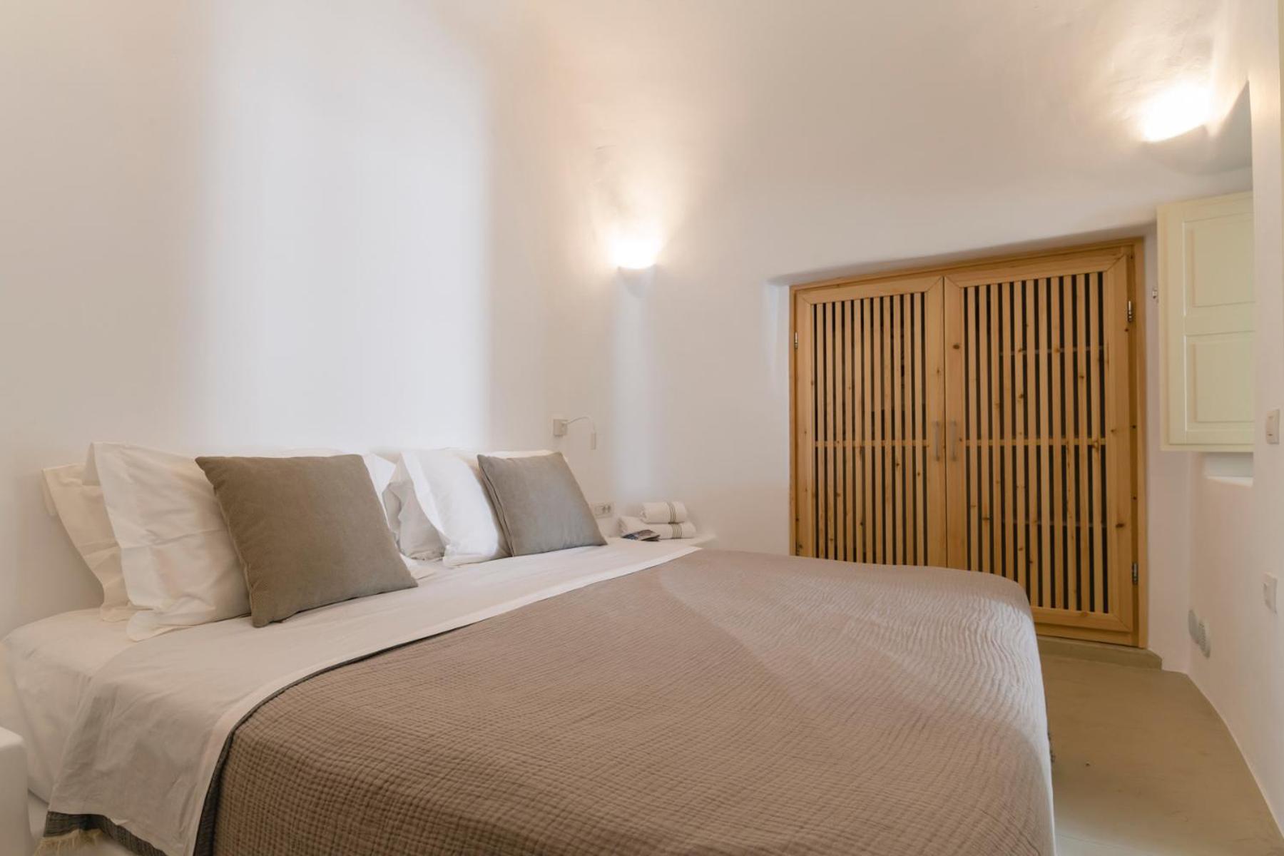 Santorini Wine Villa Downtown Fira photo 5