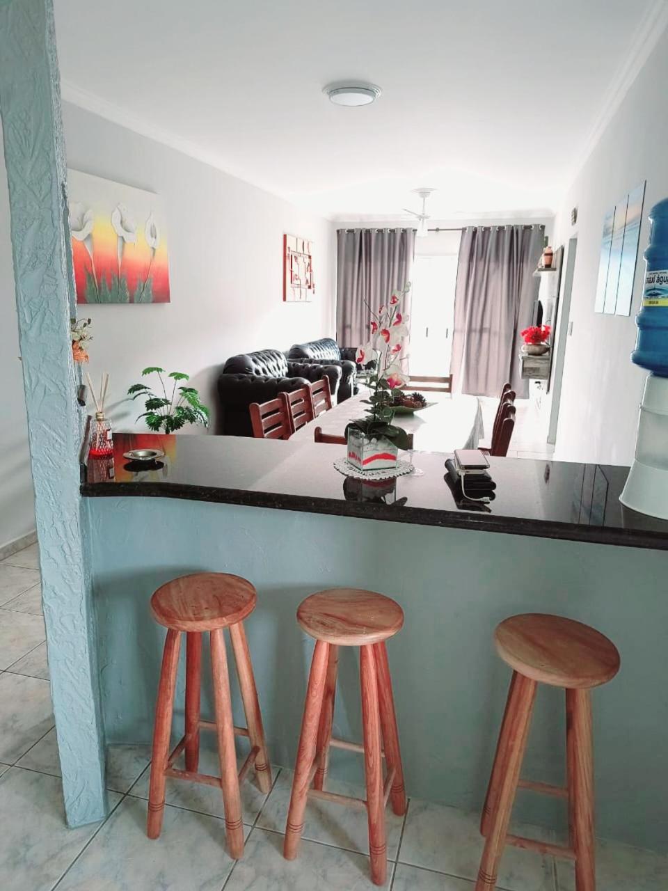 Apartamento com piscina, 300m da praia