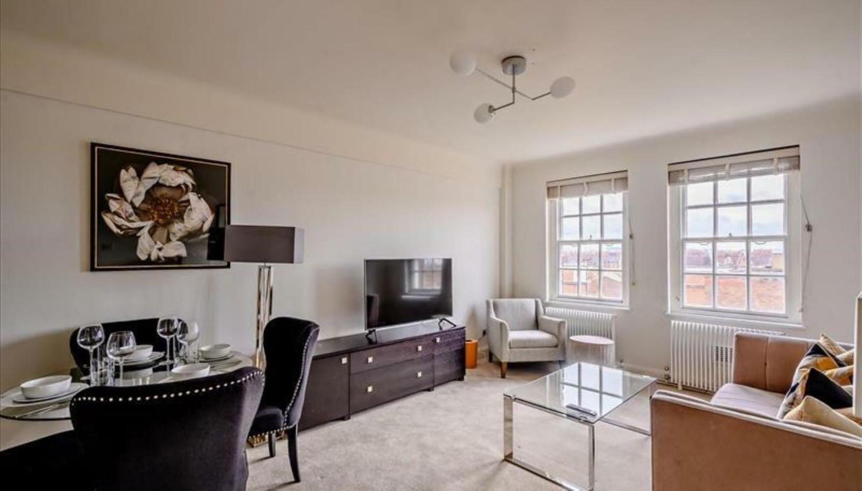 MAYFAIR Central Sleeps 6 People view 3