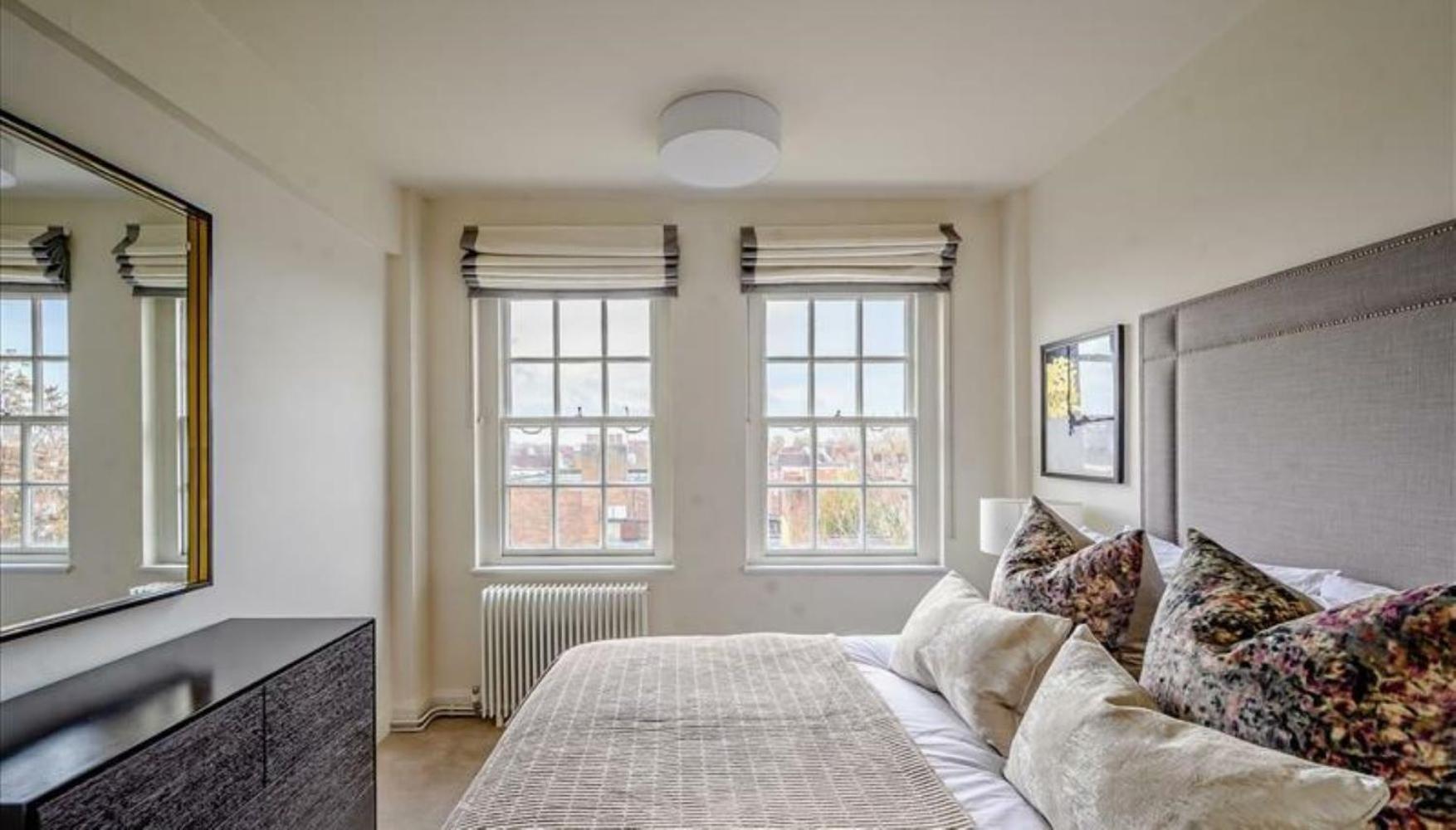 MAYFAIR Central Sleeps 6 People view 5