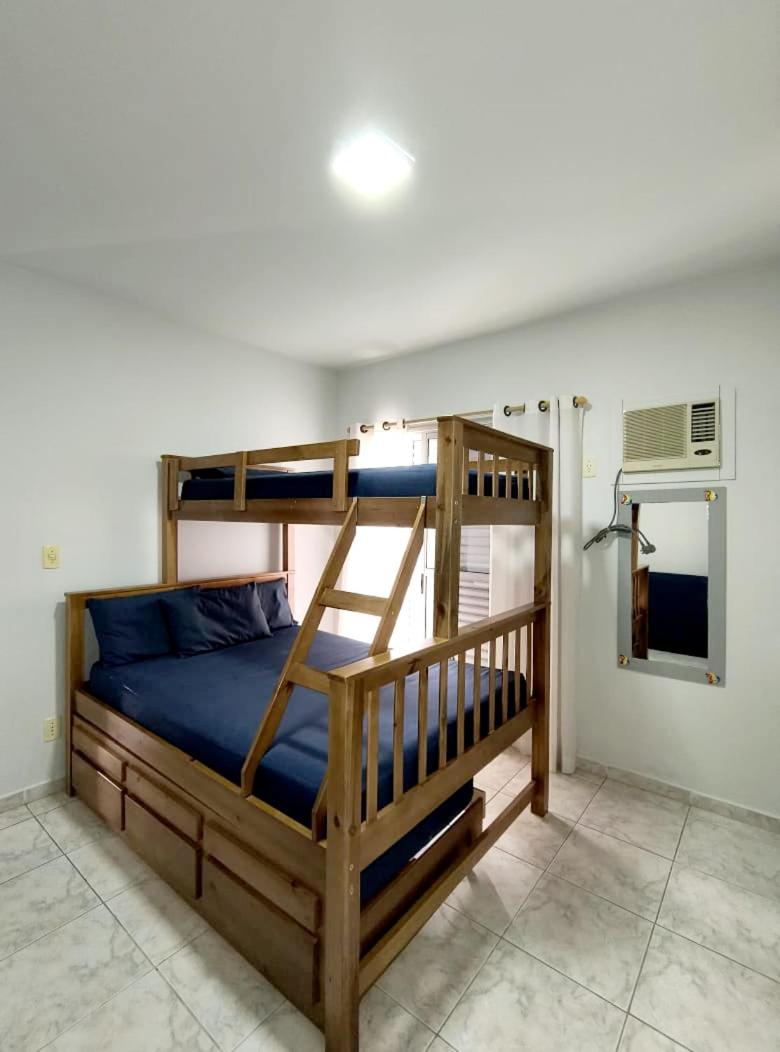 Apartamento com piscina, 300m da praia