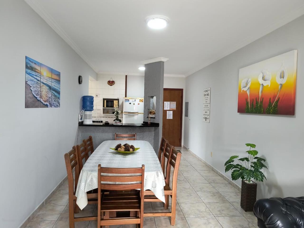 Apartamento com piscina, 300m da praia