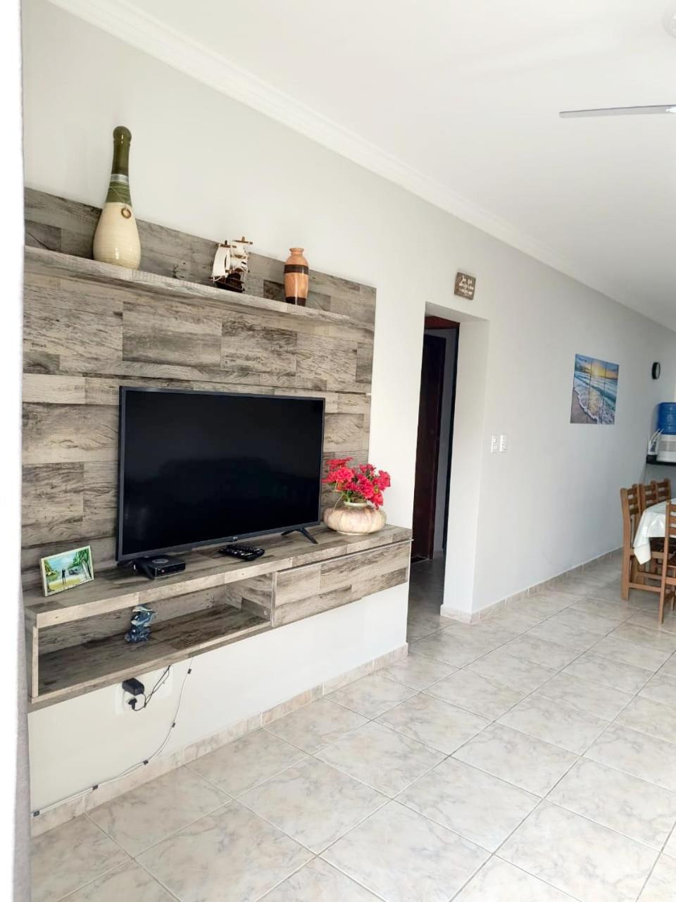 Apartamento com piscina, 300m da praia