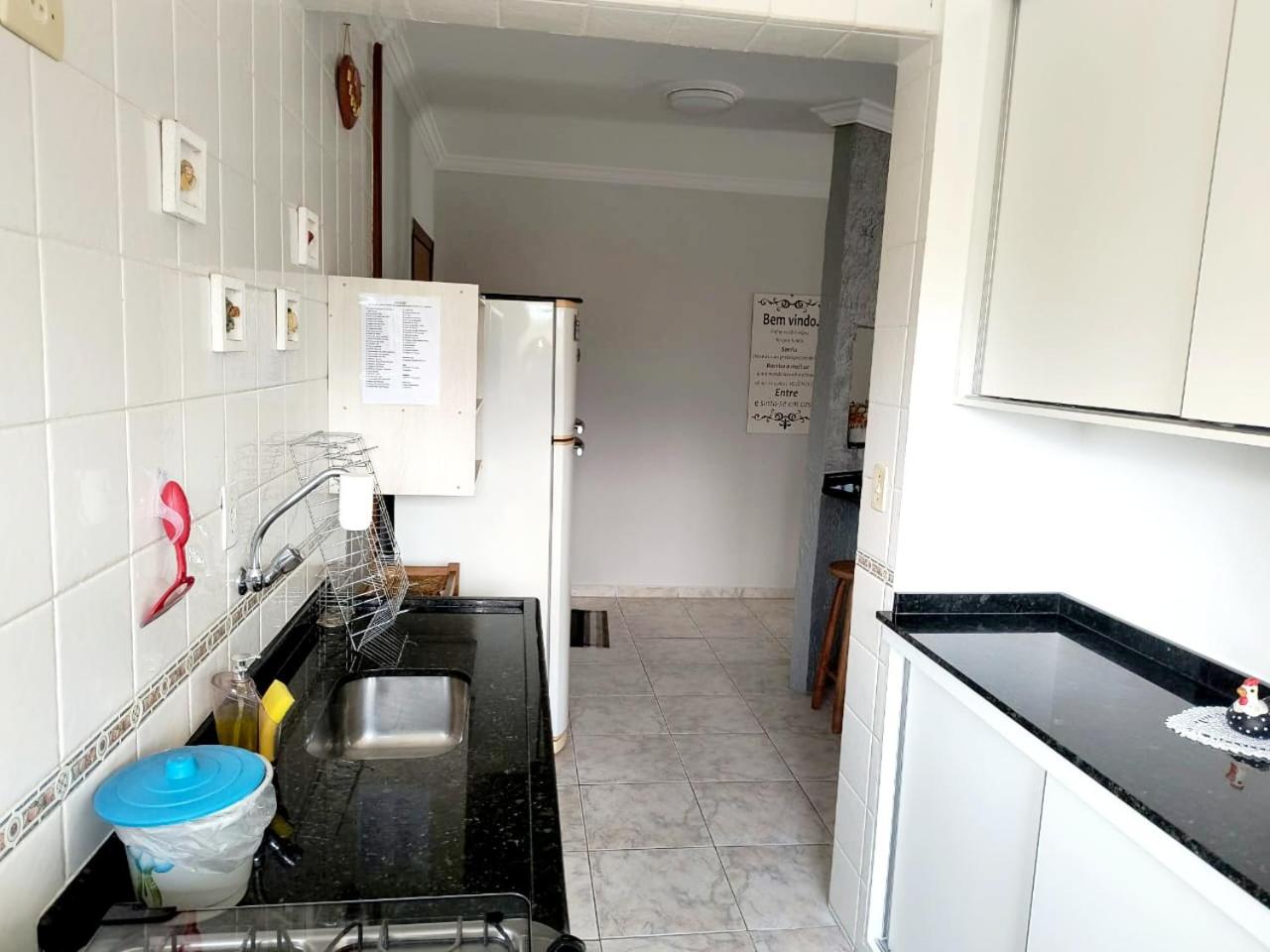 Apartamento com piscina, 300m da praia