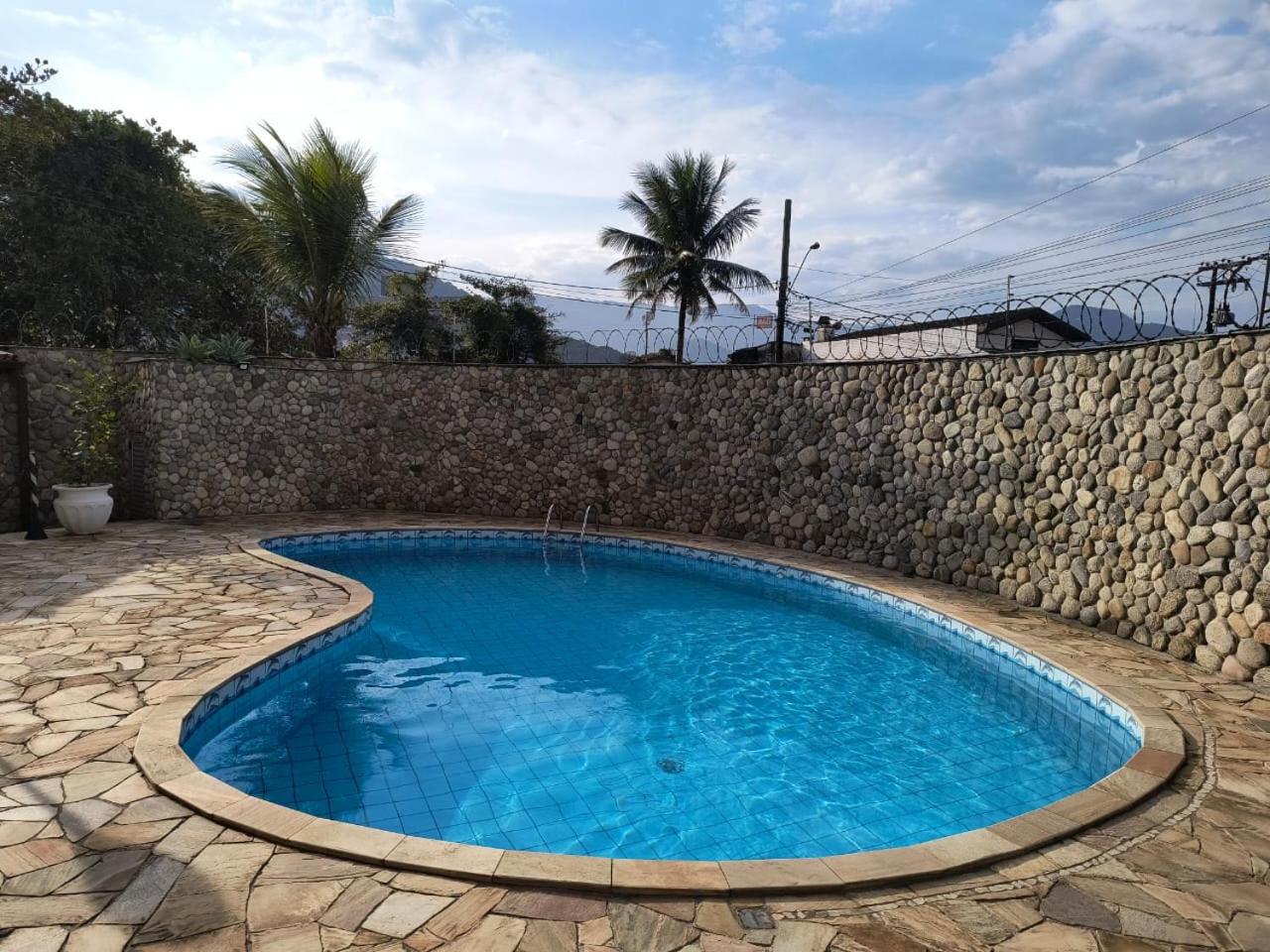 Apartamento com piscina, 300m da praia