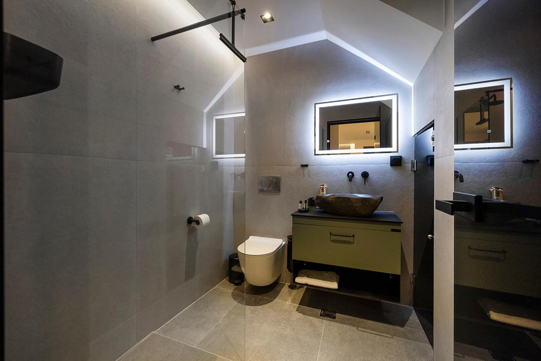 Akira Suites