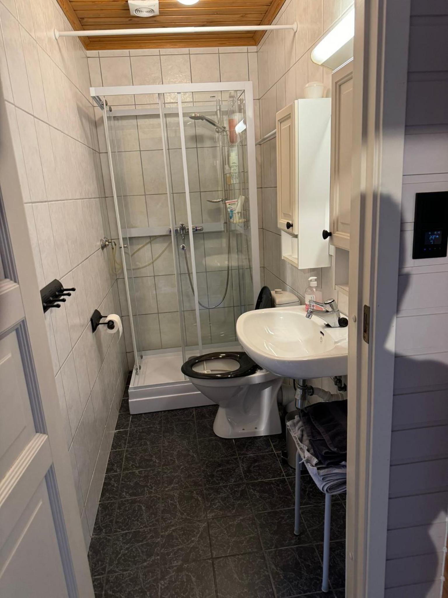 Very centrally located apartment with free parking view 3