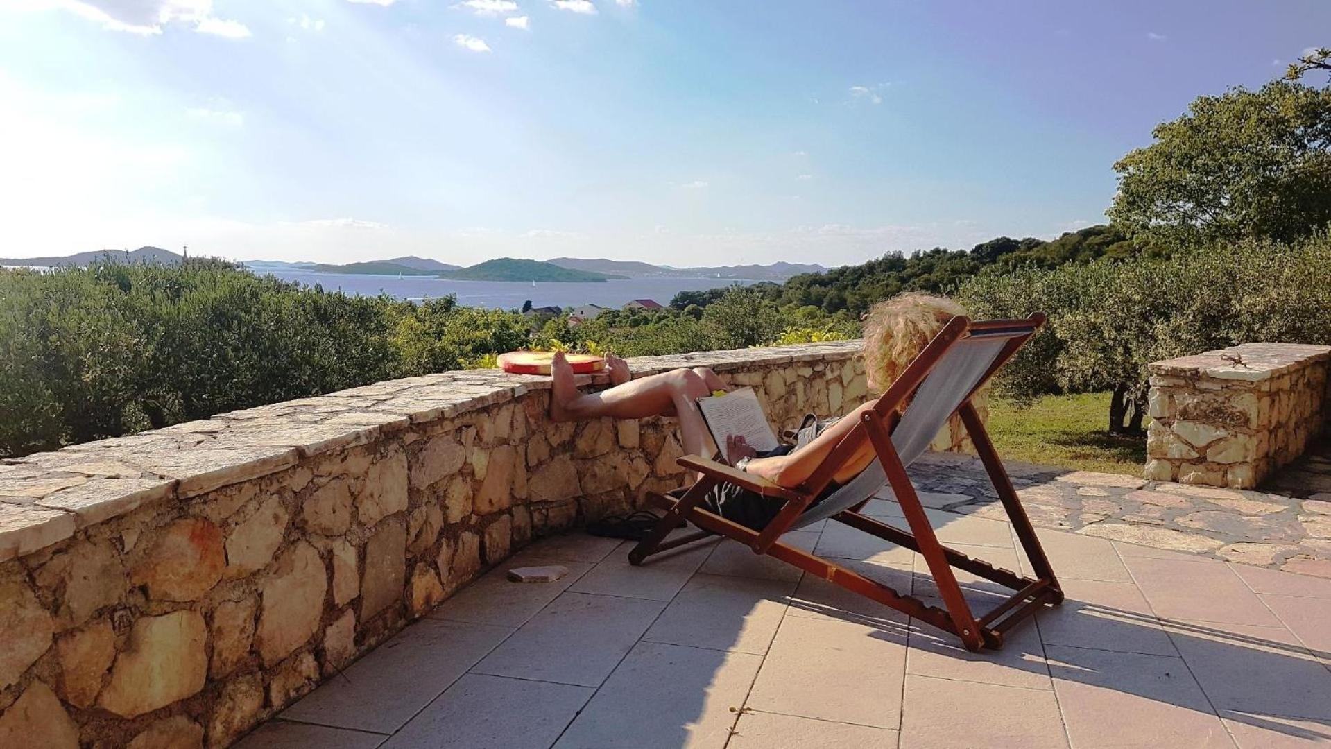 Freistehendes Ferienhaus in Zlarin mit Sonniger Terrasse und Panoramablick view 2