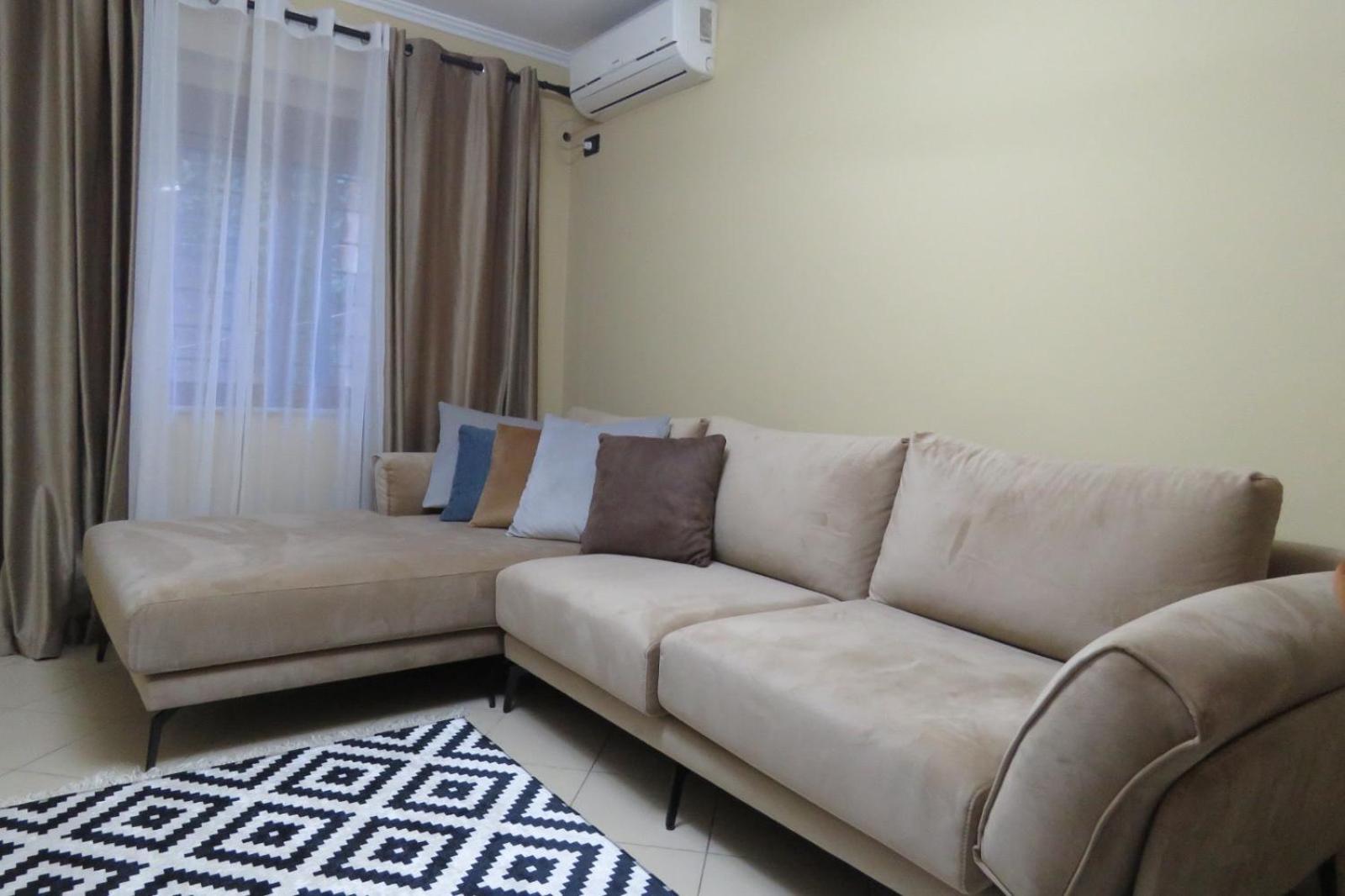 Cozy Apartment near City Center, Xhamlliku Tirana