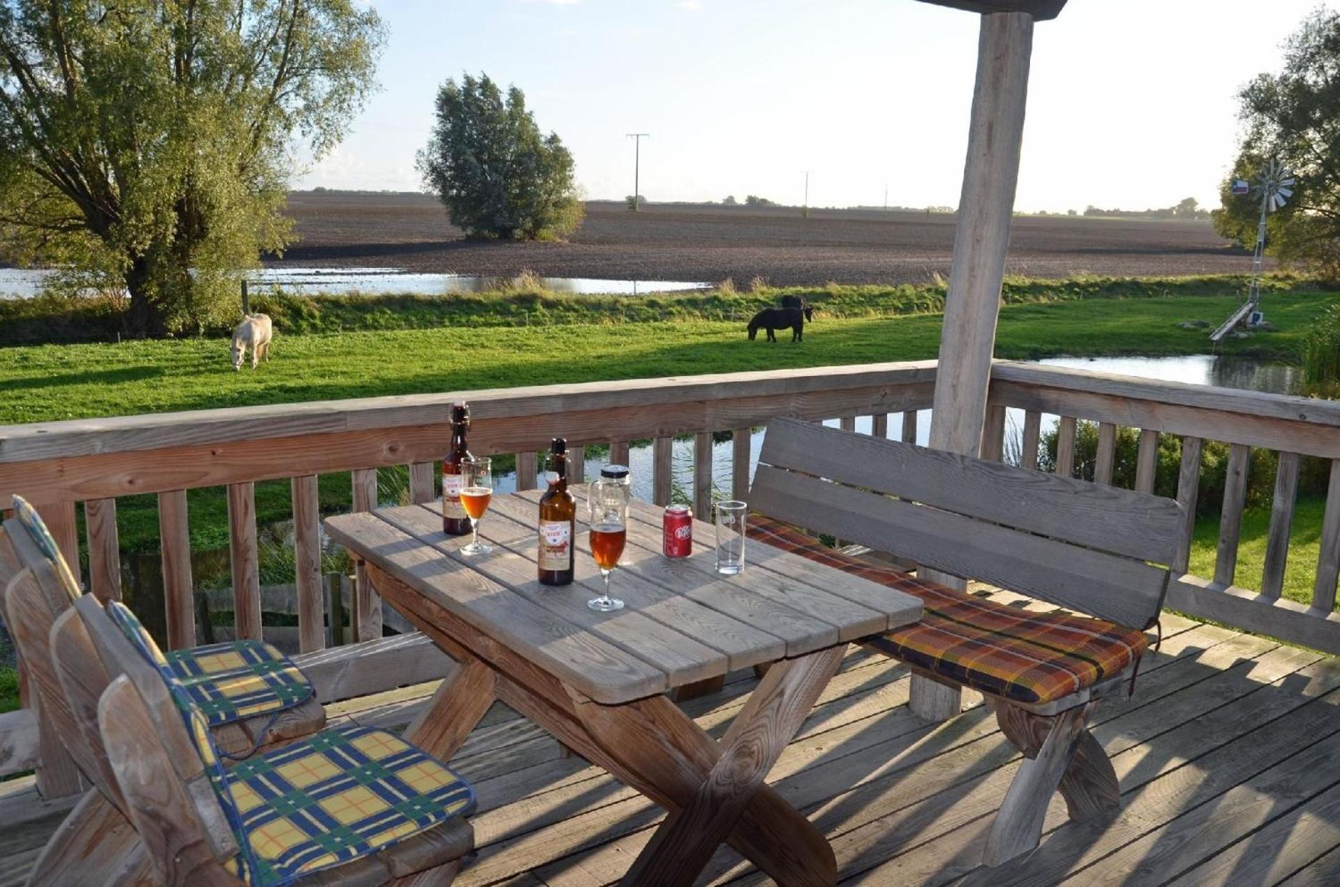 Rustikales Holzferienhaus mit großer Terrasse