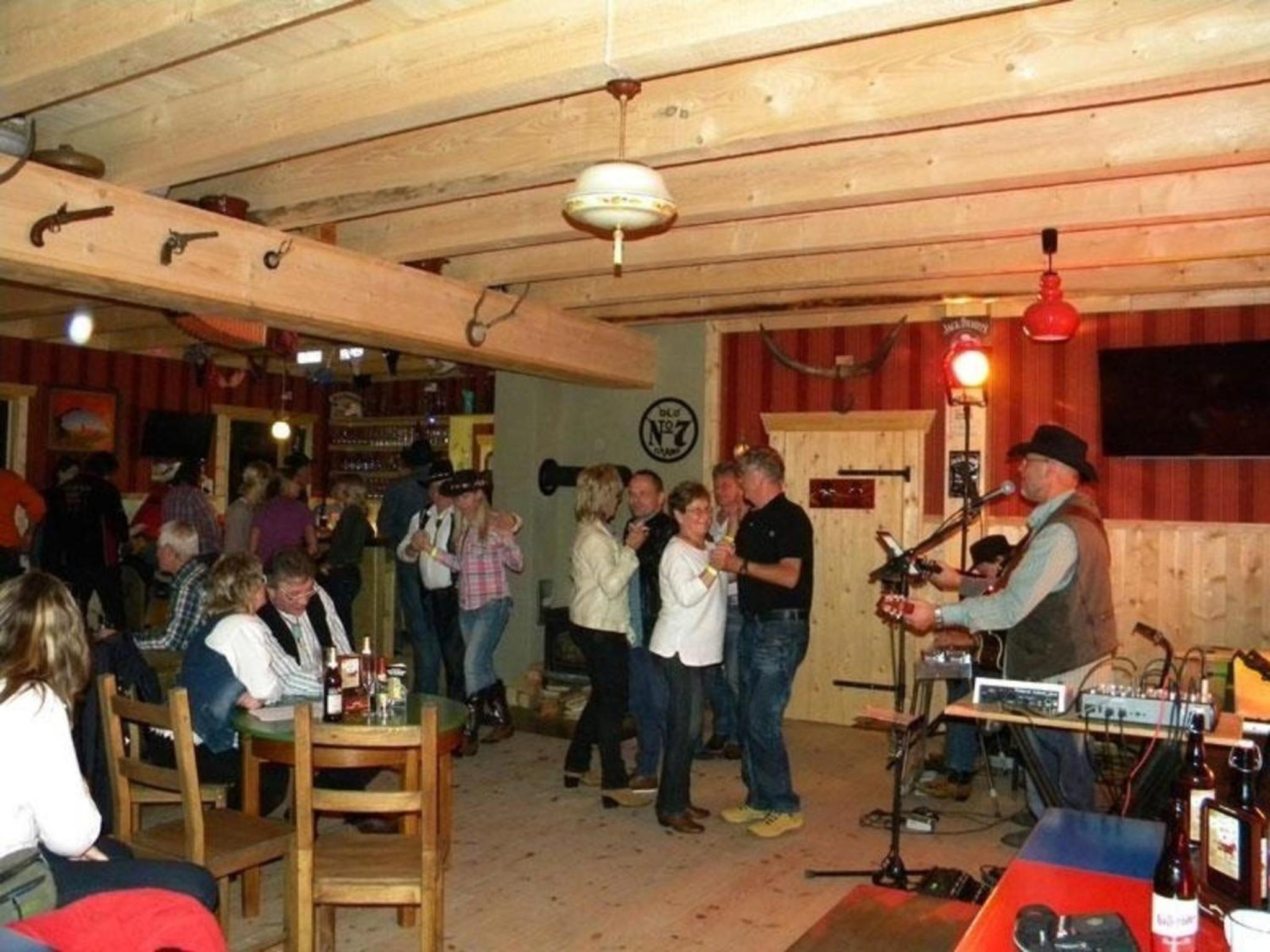 Rustikales Holzferienhaus mit großer Terrasse