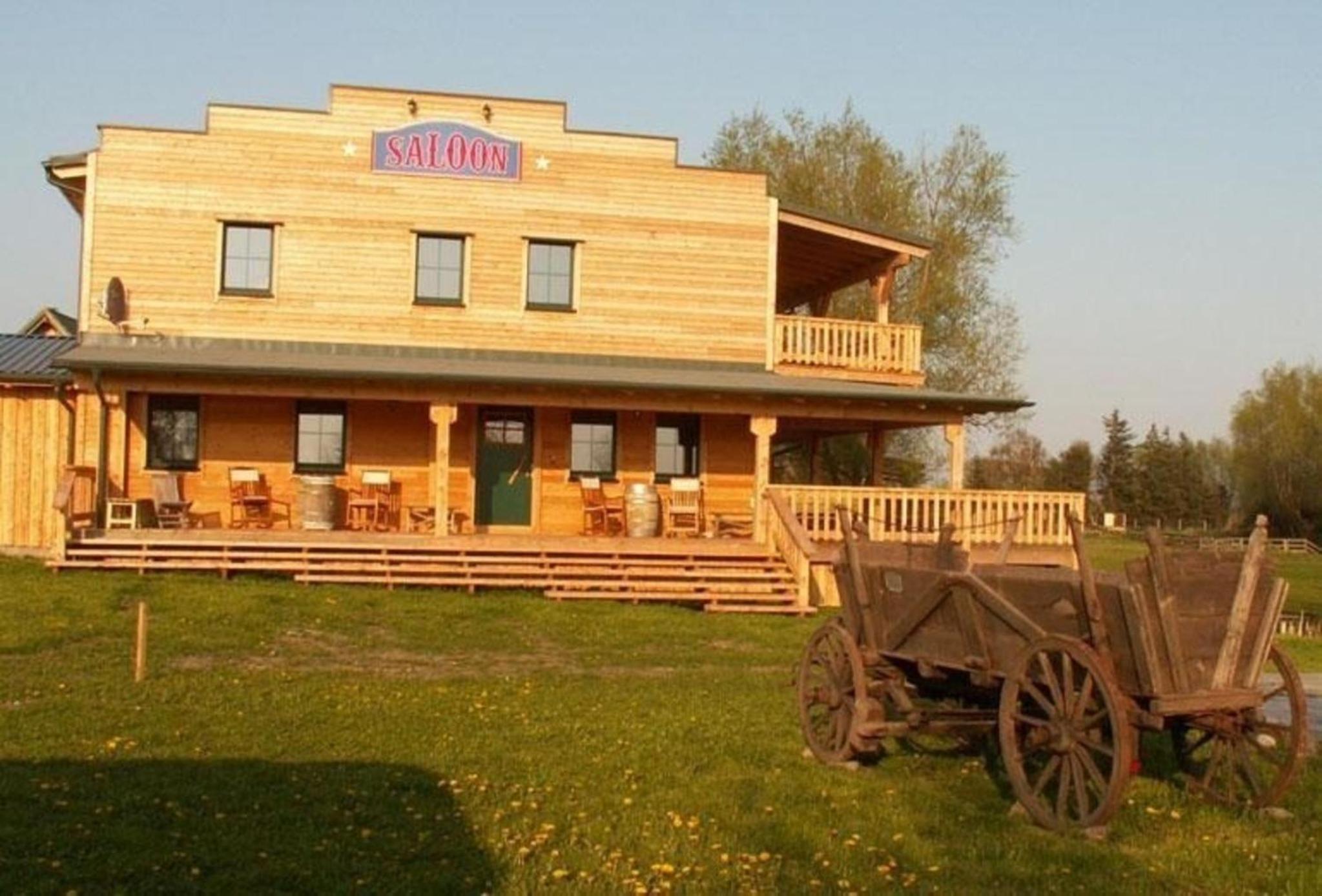 Rustikales Holzferienhaus mit großer Terrasse
