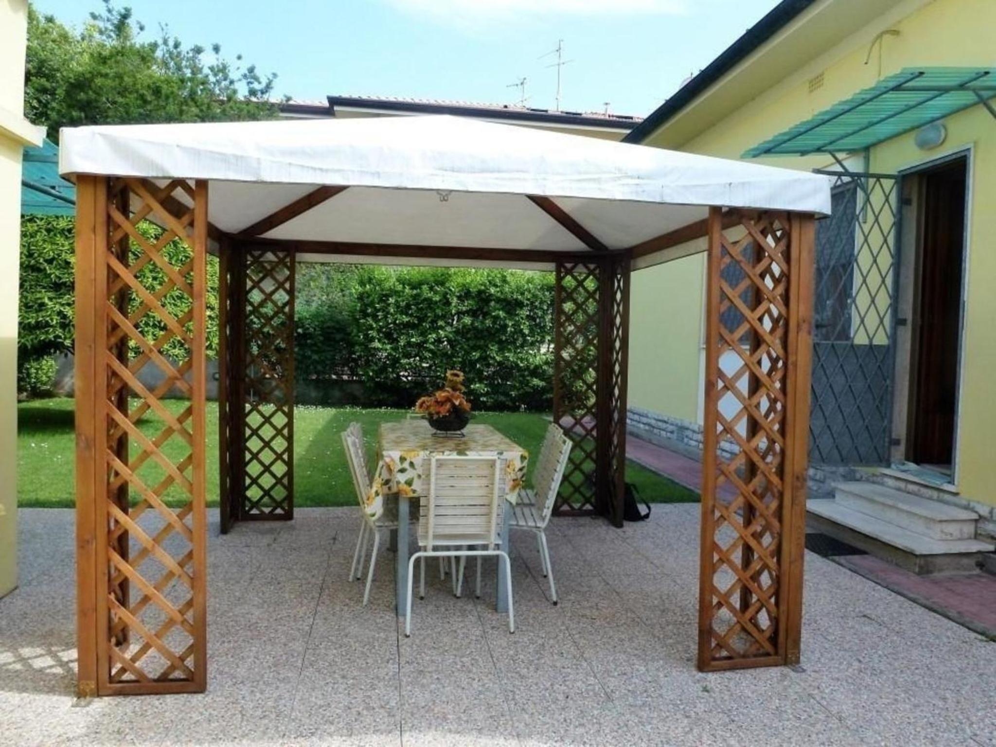 Wunderschönes Ferienhaus in Lido Di Camaiore mit Schönem Garten view 3