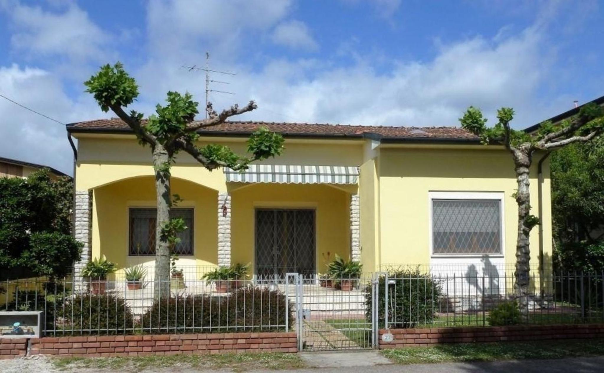 Wunderschönes Ferienhaus in Lido Di Camaiore mit Schönem Garten view 2